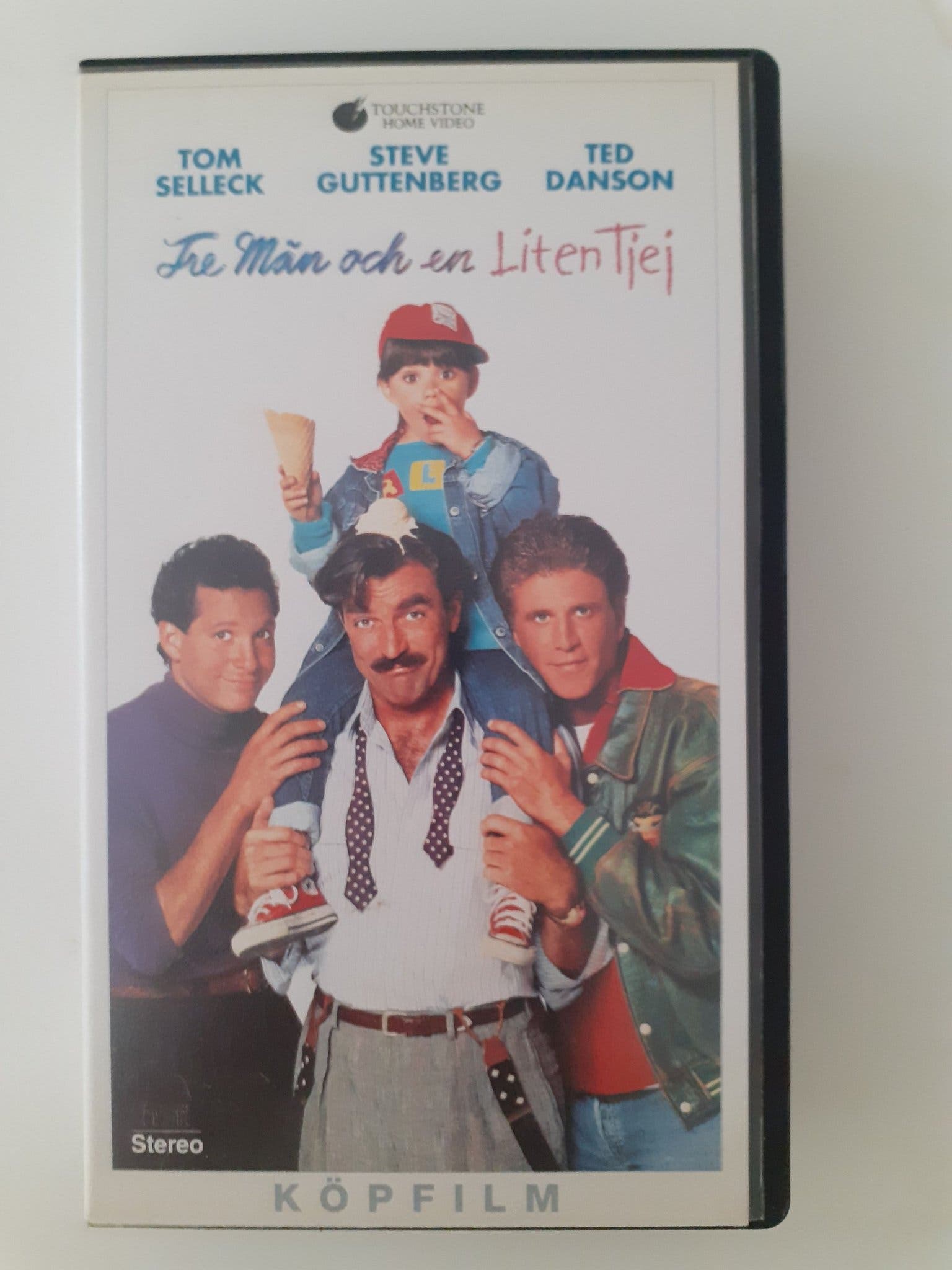 se-produkter-som-liknar-tre-m-n-och-en-liten-tjej-vhs-p-tradera