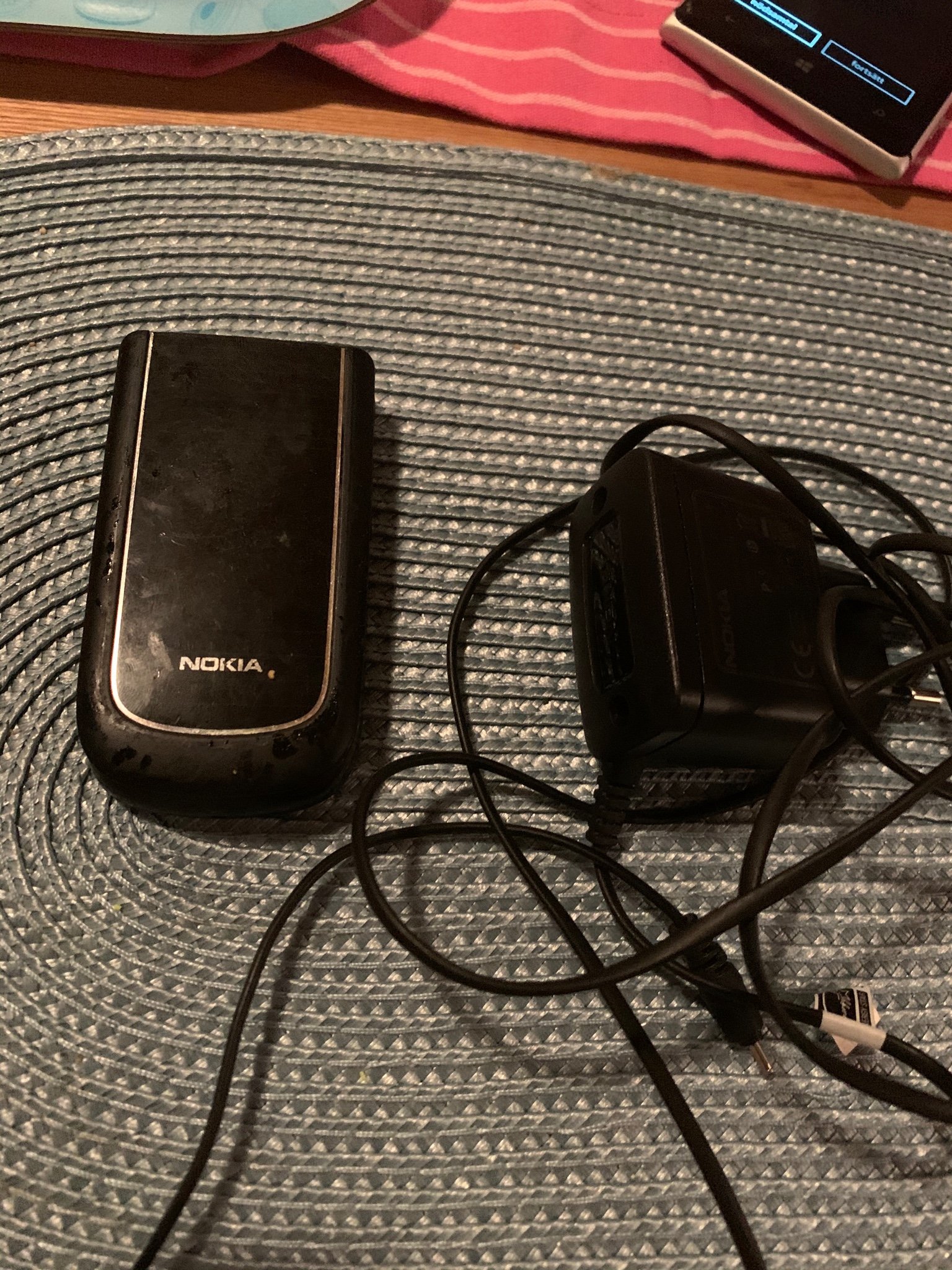 Nokia 3710a-1 med laddare (414122100) ᐈ Köp på Tradera