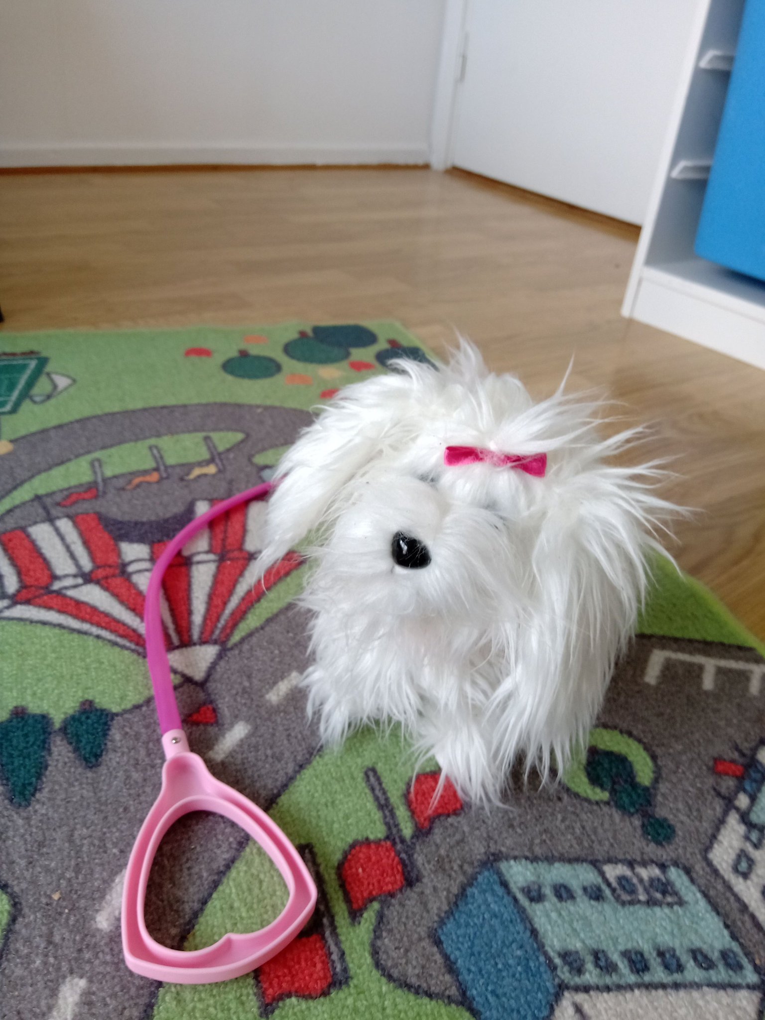 Fluffy hund som går och själar (404173134) ᐈ Köp på Tradera