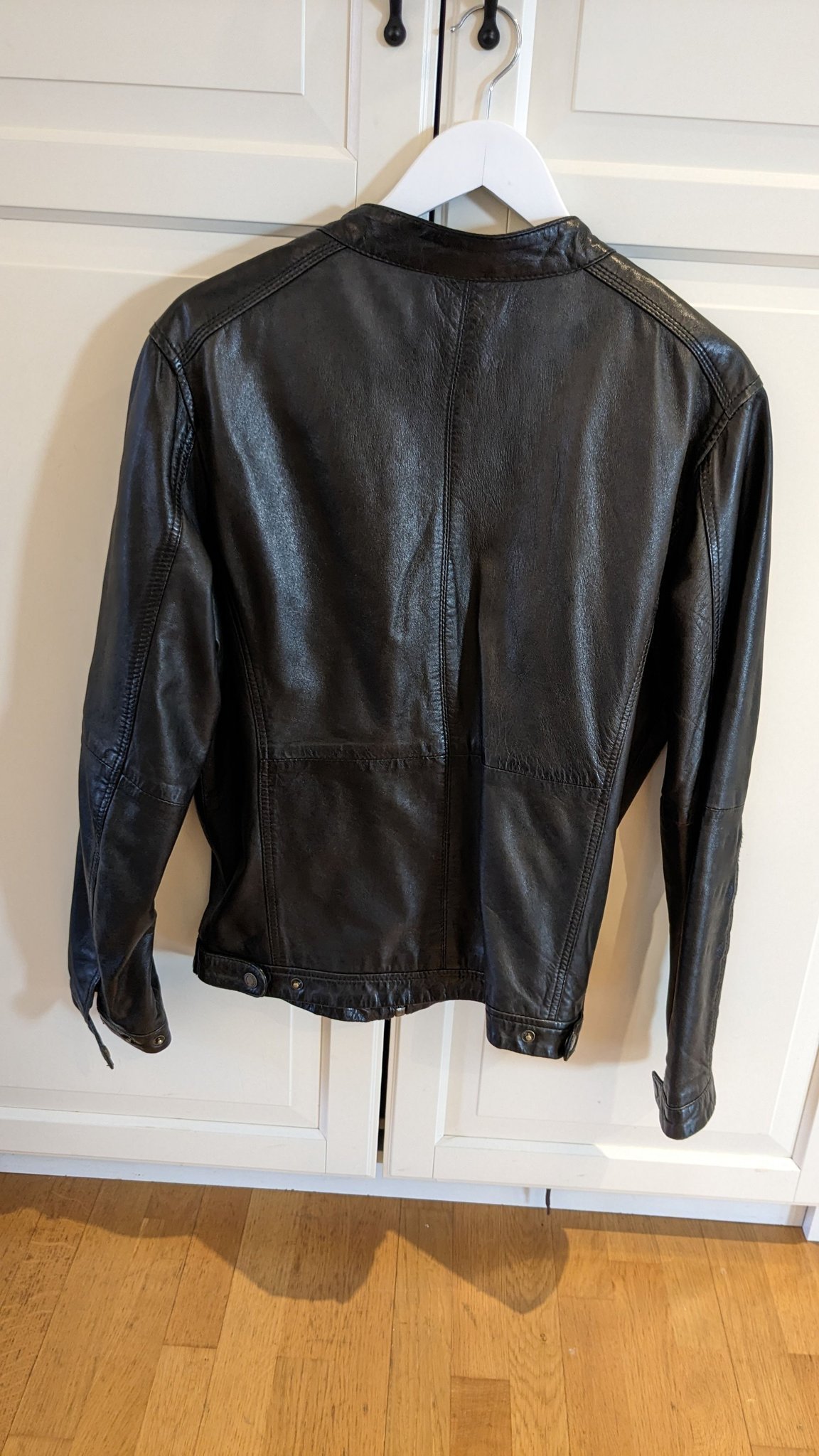 Se produkter som liknar Human scales leather jacket M.. på Tradera