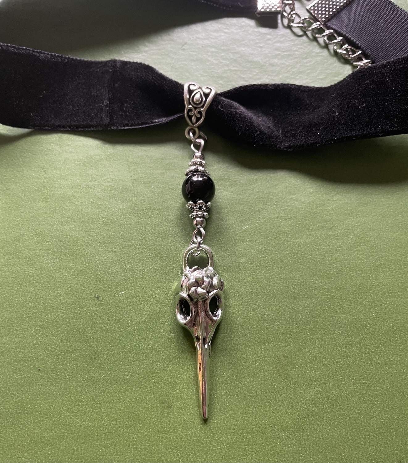 Choker con calavera de cuervo, ónix y diseño de esqueleto