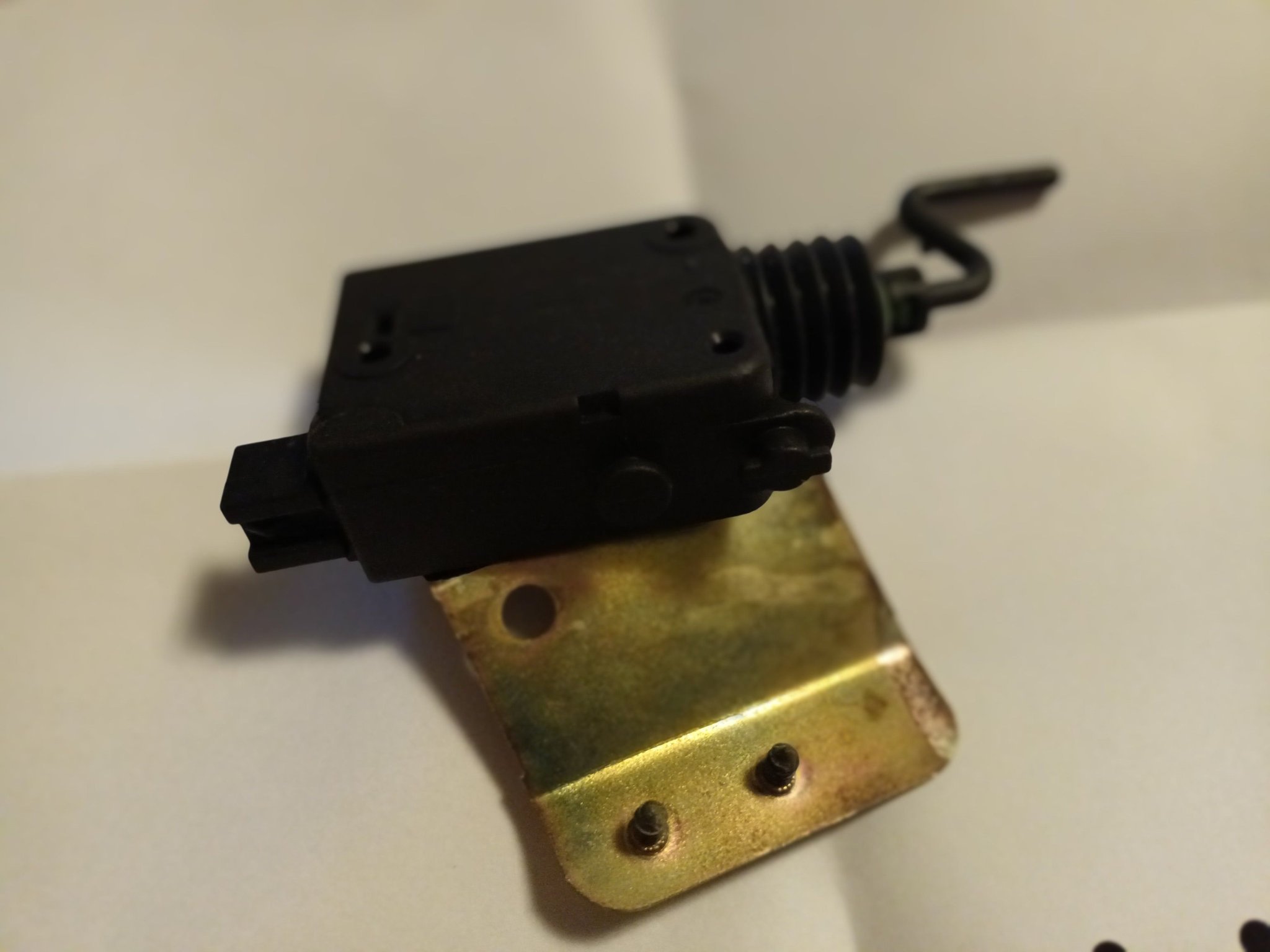 Saab 93. 9803. Centrallås för tankluckan Köp på Tradera (571322580)