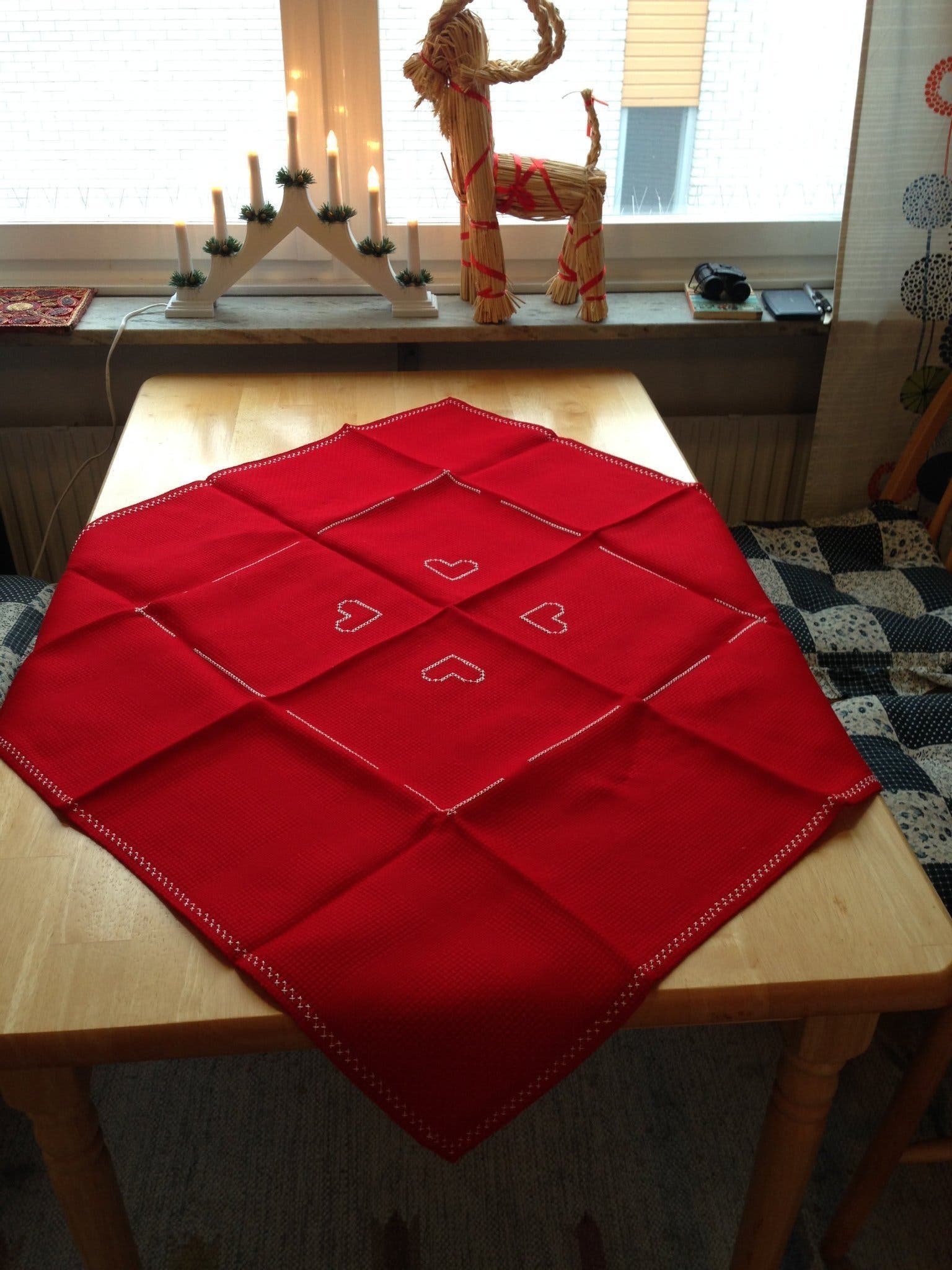 Broderad Röd duk med hjärtan och vit kant KLASS.. | Köp på Tradera ...