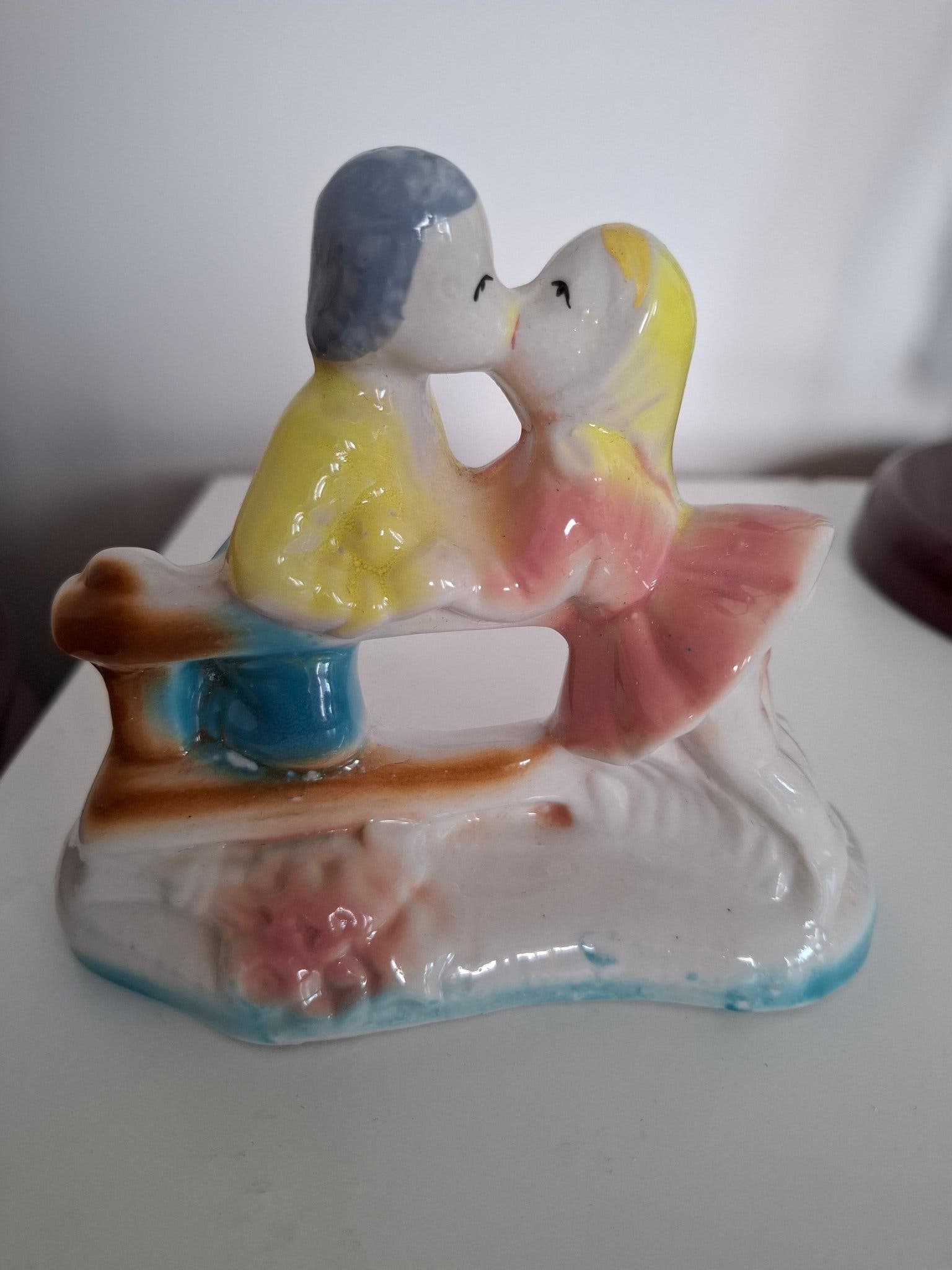 Vintage Porzellanfigur küssendes Paar auf Bank aus Brasilien 60/70er