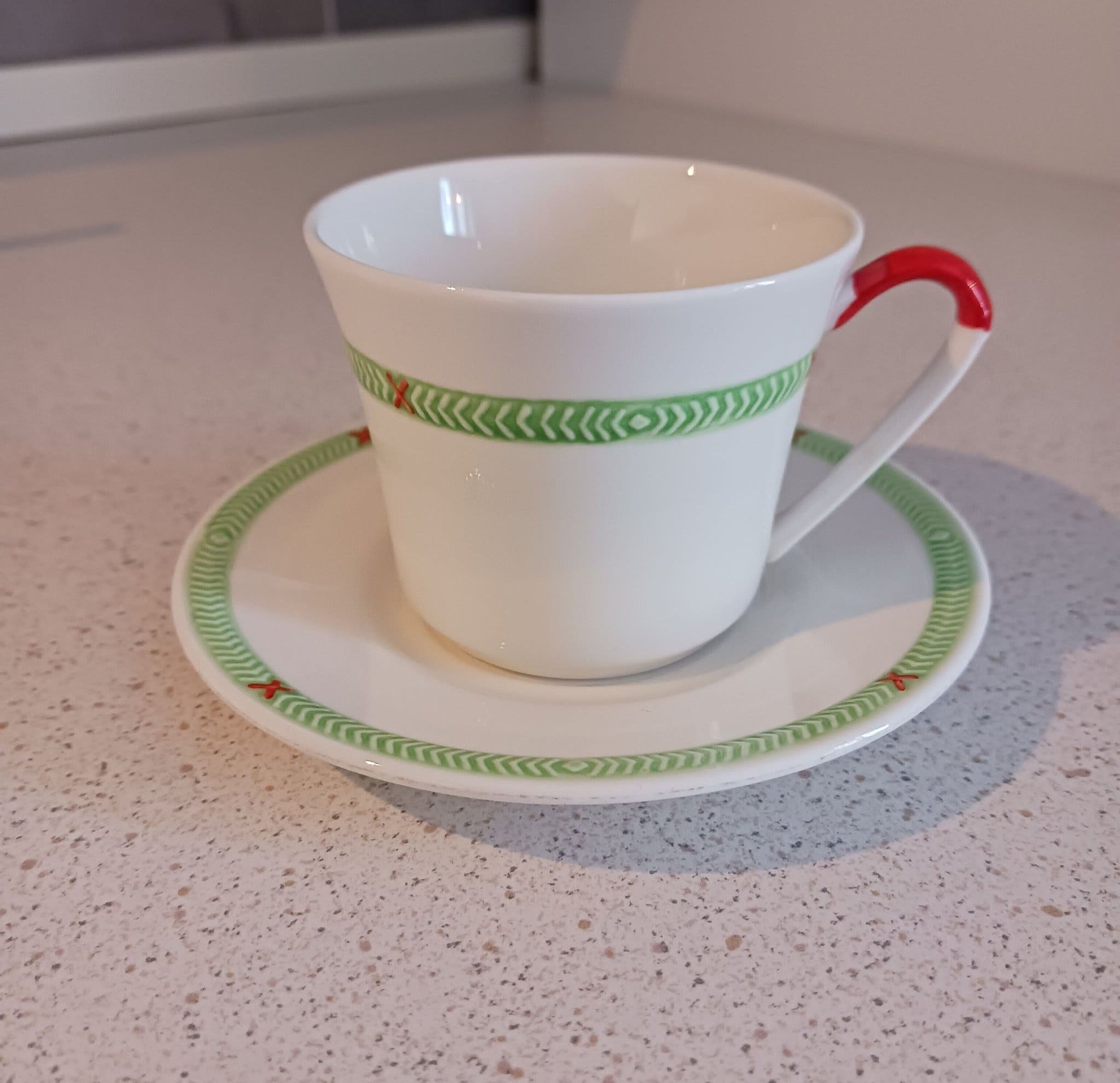 Taza de café navideña nueva con plato