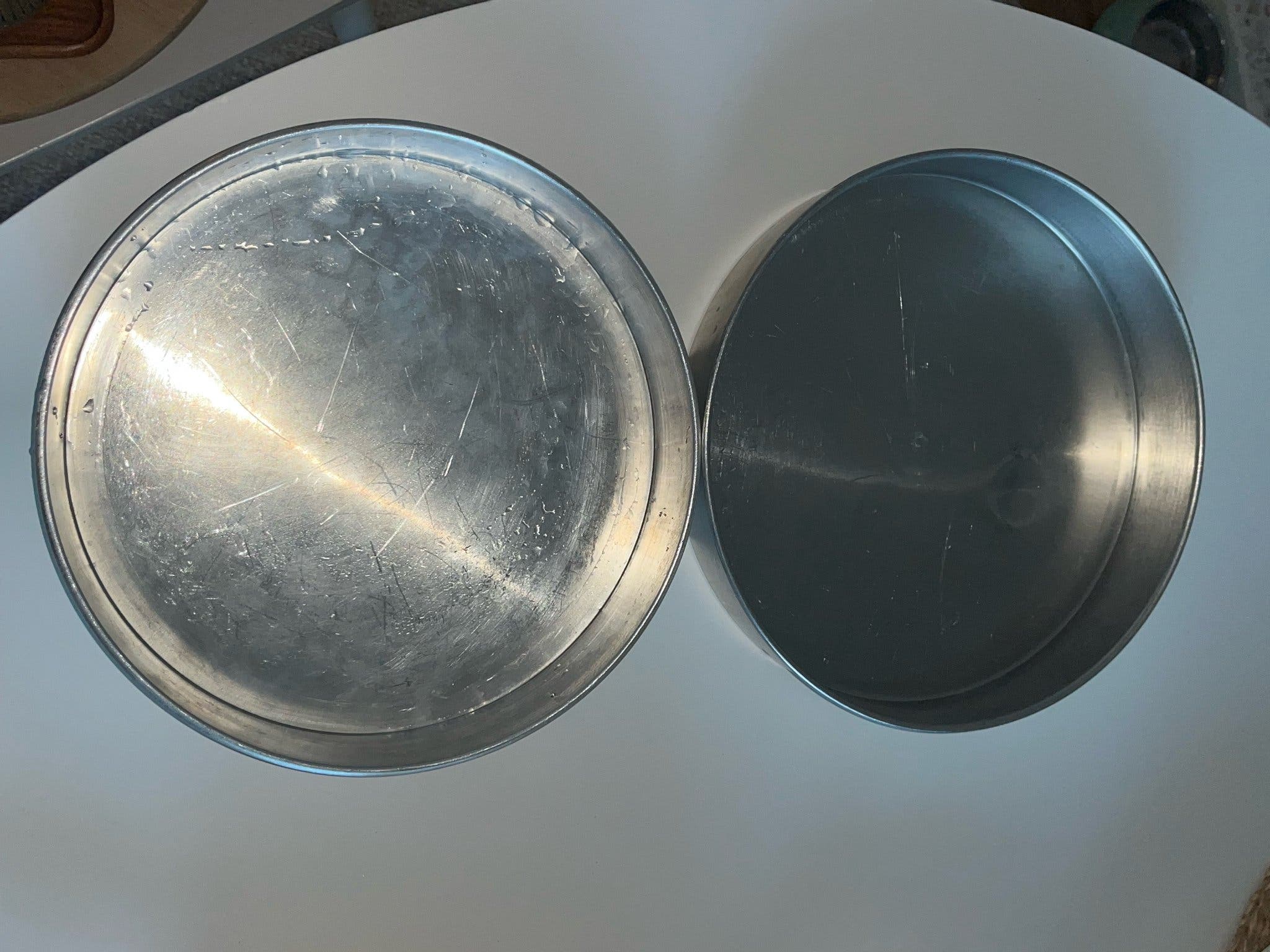 Zwei runde Metall-Backformen, 25,5 cm und 24 cm, ideal für Weihnachtsplätzchen
