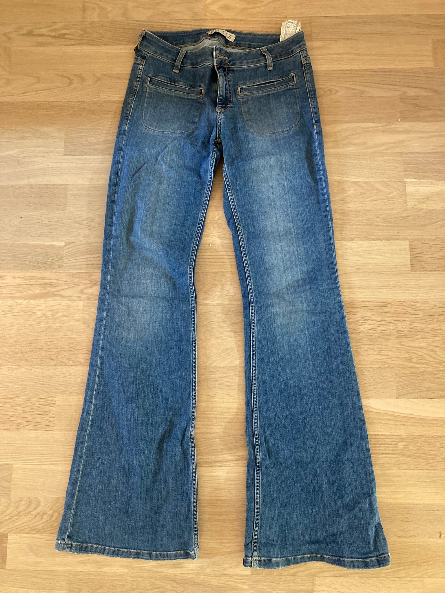 Vintage jeans,lågmidjade och utsvängda, retro
