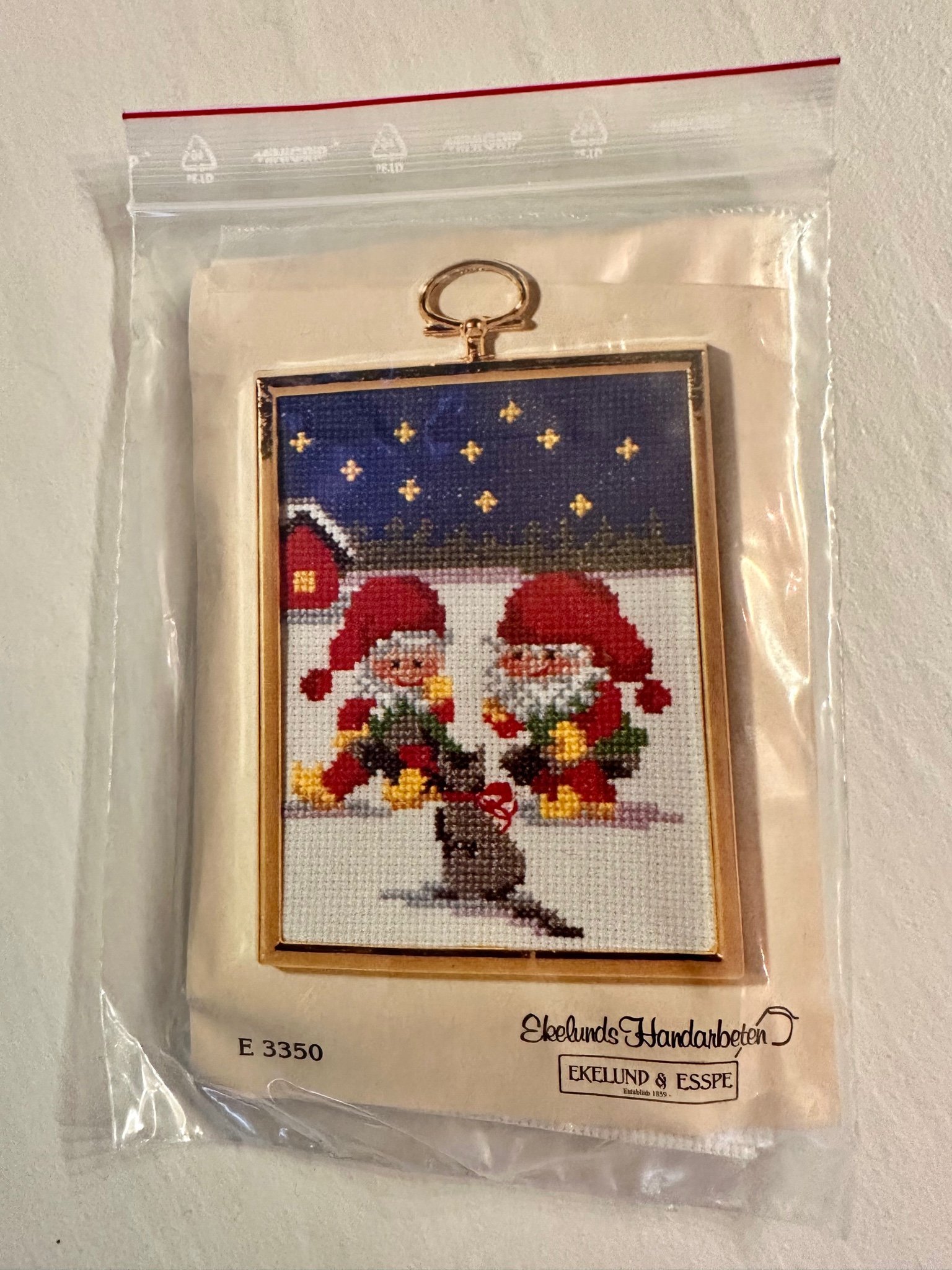 Se produkter som liknar Helt Nytt Broderi Korsstygn J.. på Tradera (570369183)