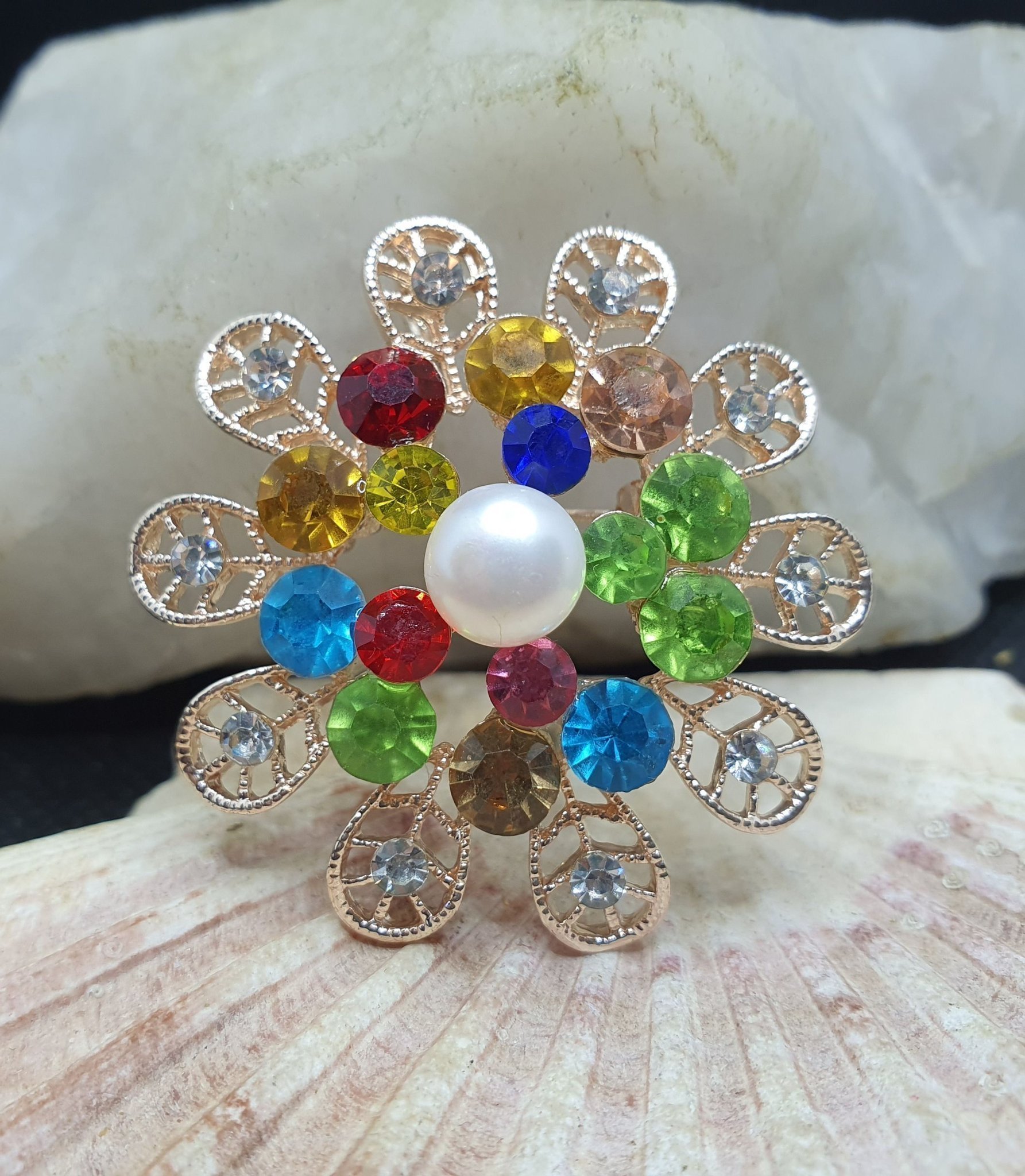 Brosch - Kristallbrosch med sötvattenpärla