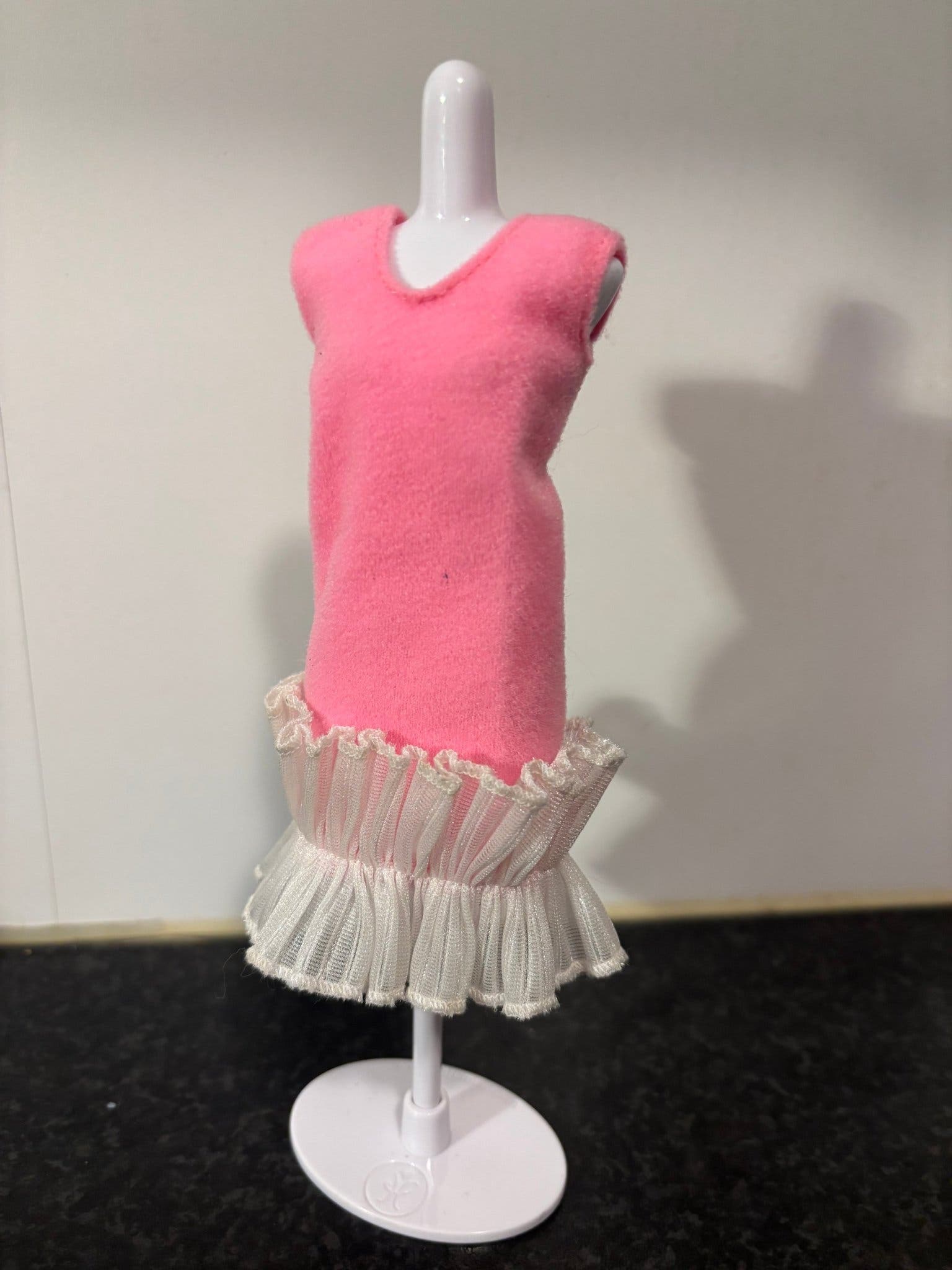Hellrosa Barbie Sindy Kleid mit weißer Spitze