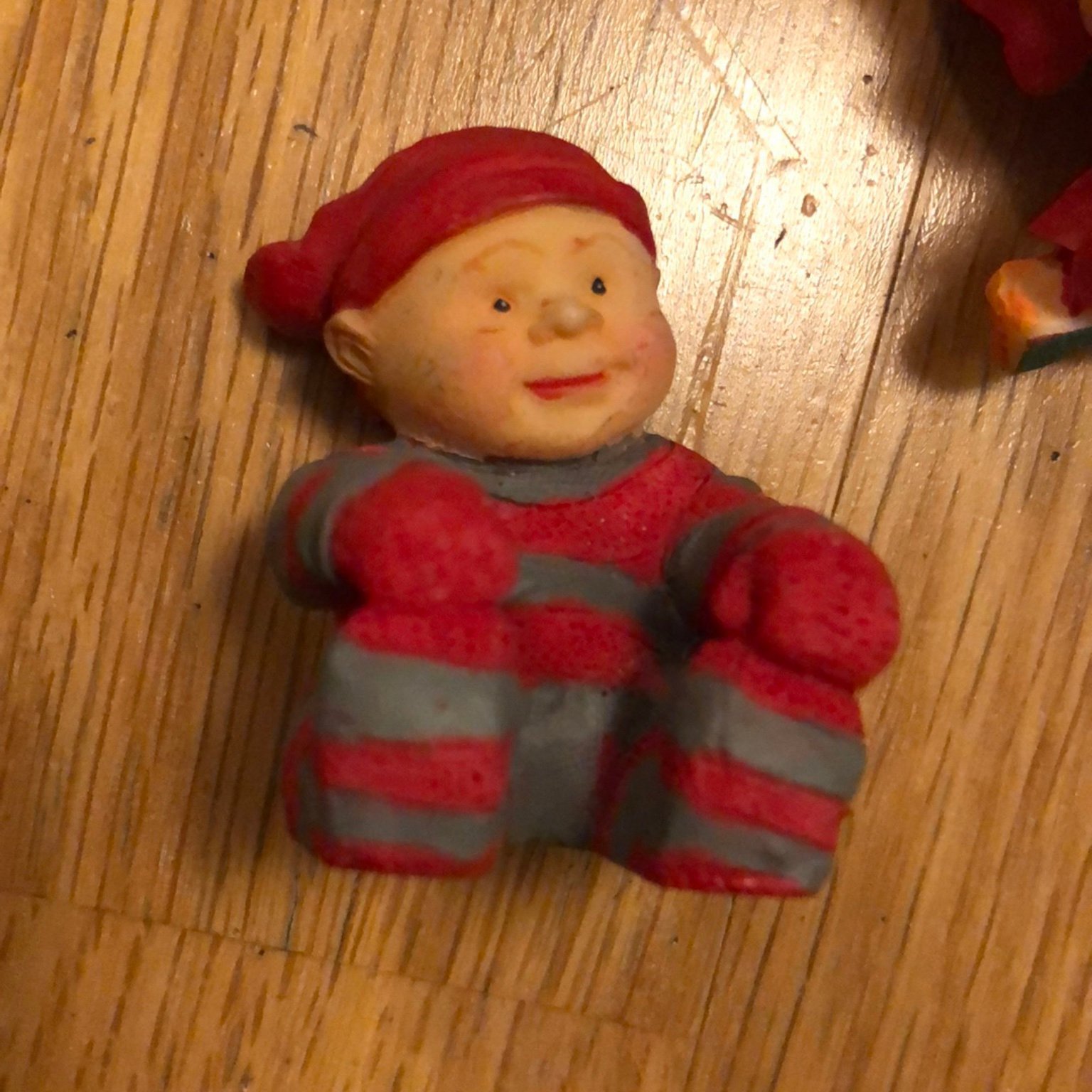 Julpynt 2 söta små barn i tomtekläder tomte fli.. Köp på Tradera