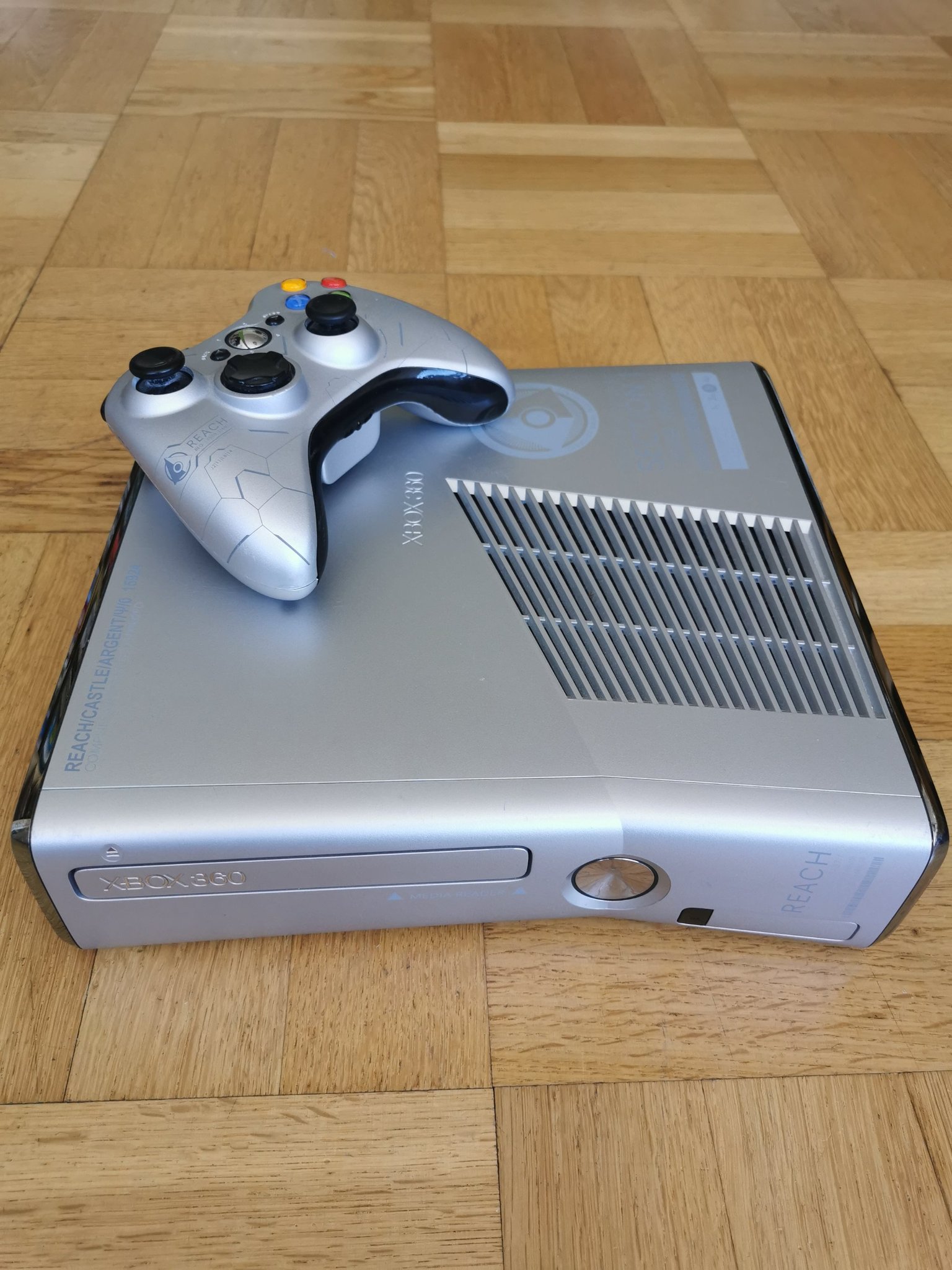 Xbox 360 Slim 250gb Halo Reach Limited Edition (409486628) ᐈ Köp på Tradera