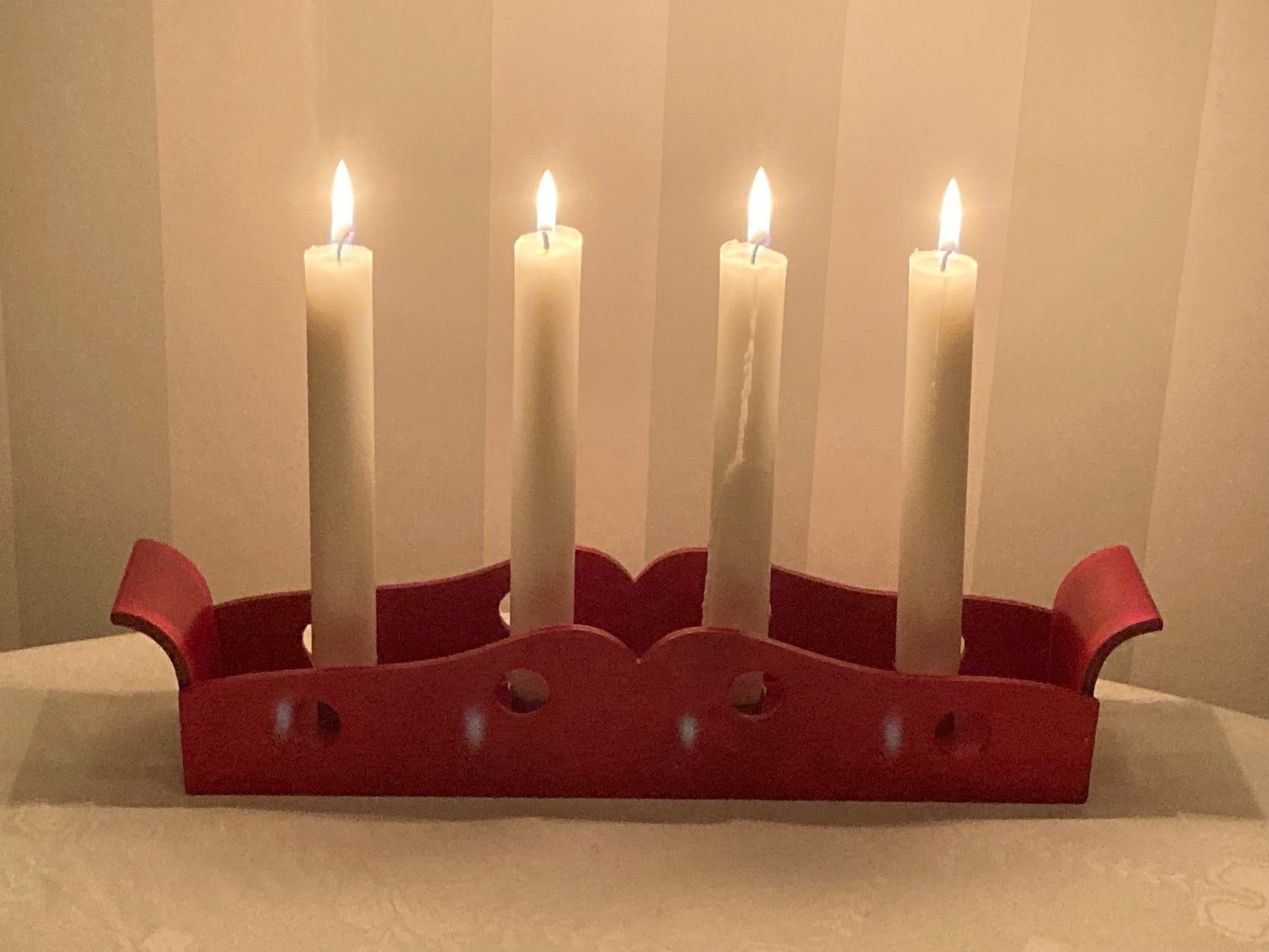 Äldre röd adventsljusstake / ljusstake i trä fr.. | Köp på Tradera ...