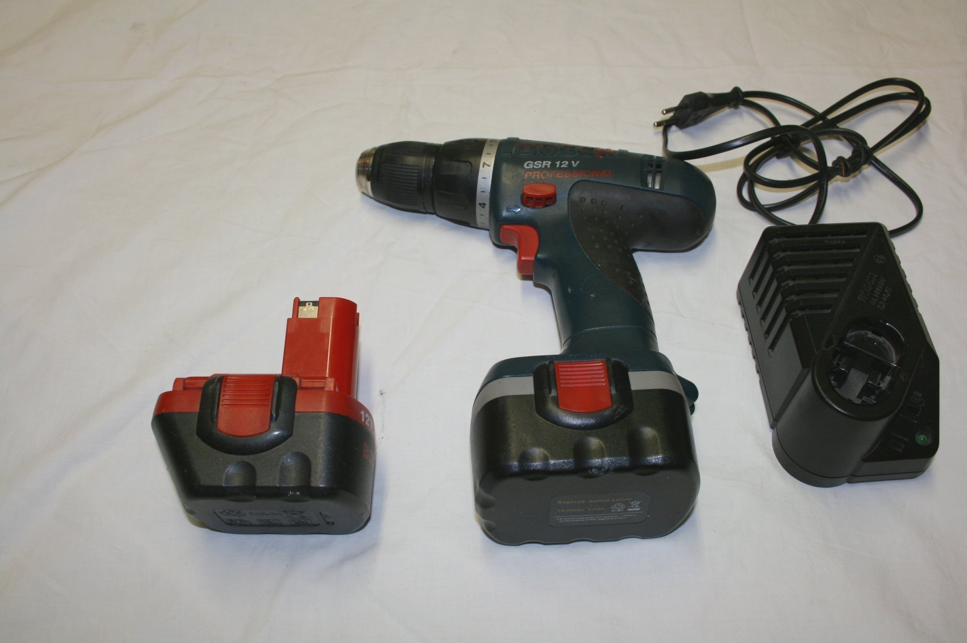 Bosch GSR 12V skruvdragare med 2 st batteri 2.0.. (408169349) ᐈ Köp på ...