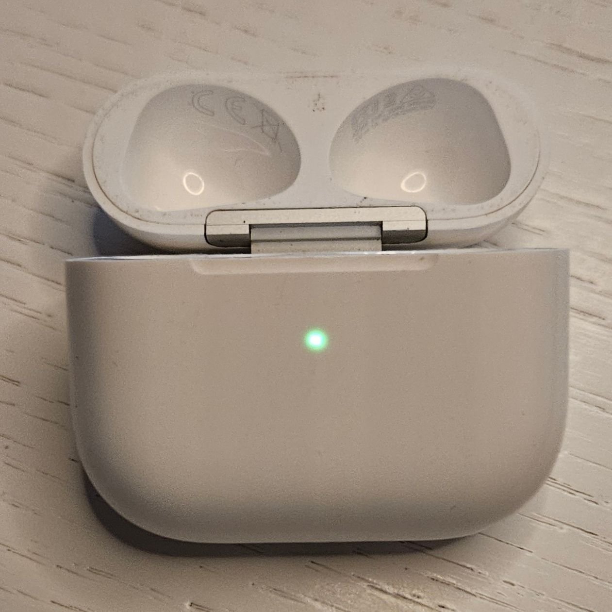 Se produkter som liknar Apple Airpods A2566 Case på Tradera (617733115)