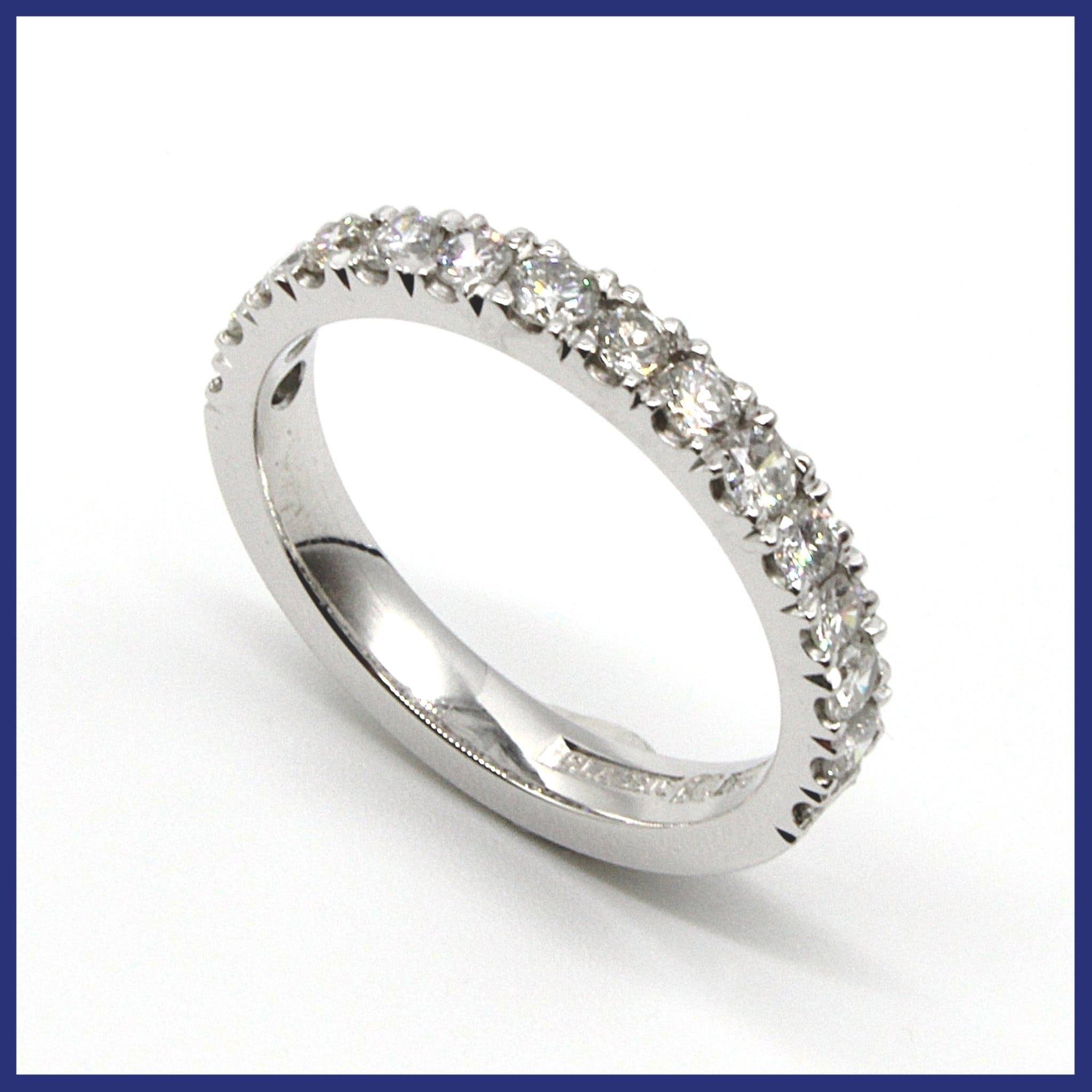 Ring, 18K vitguld, halvallians, naturliga diamanter (0,65ctv, stl 16,7mm)