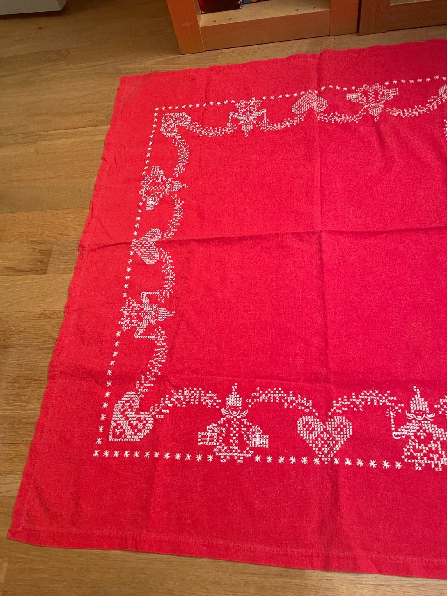 Vintage röd broderad julduk jul duk ca 86x78 cm | Köp på Tradera ...