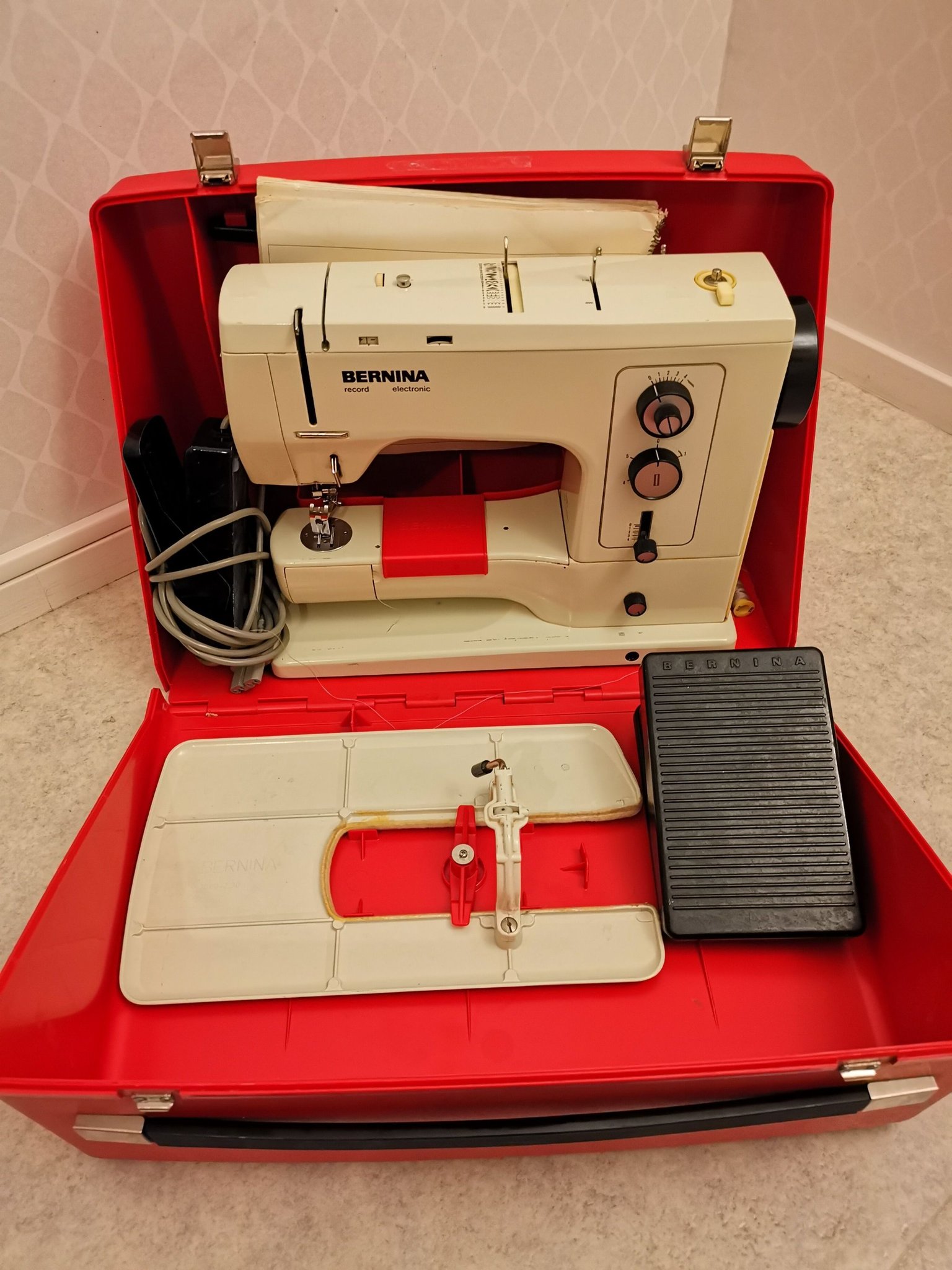 Bernina record 830 Symaskin (421972752) ᐈ antiksam på Tradera