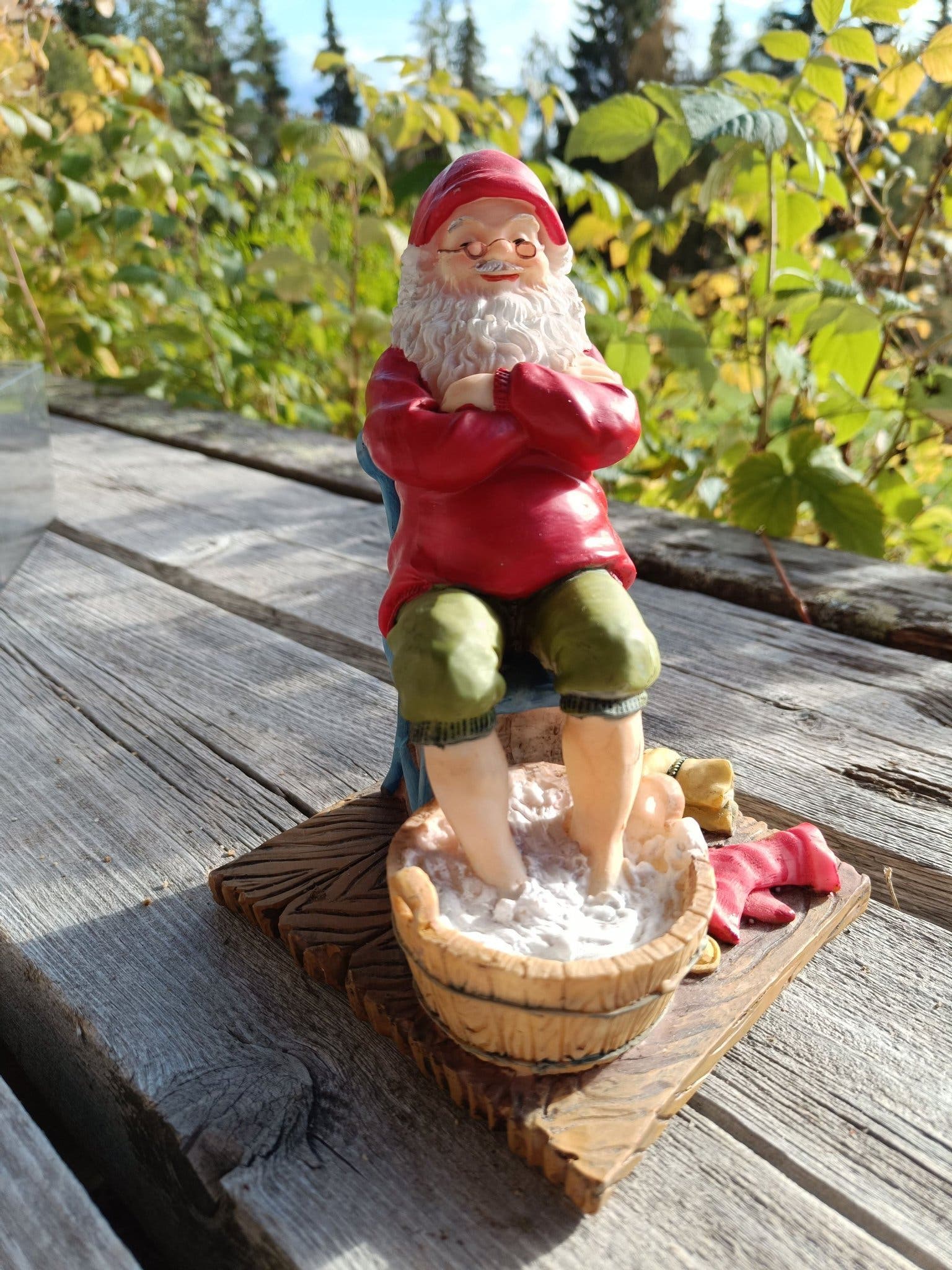 Weihnachtsmannfigur aus Kunstmaterial, ca. 18 cm groß