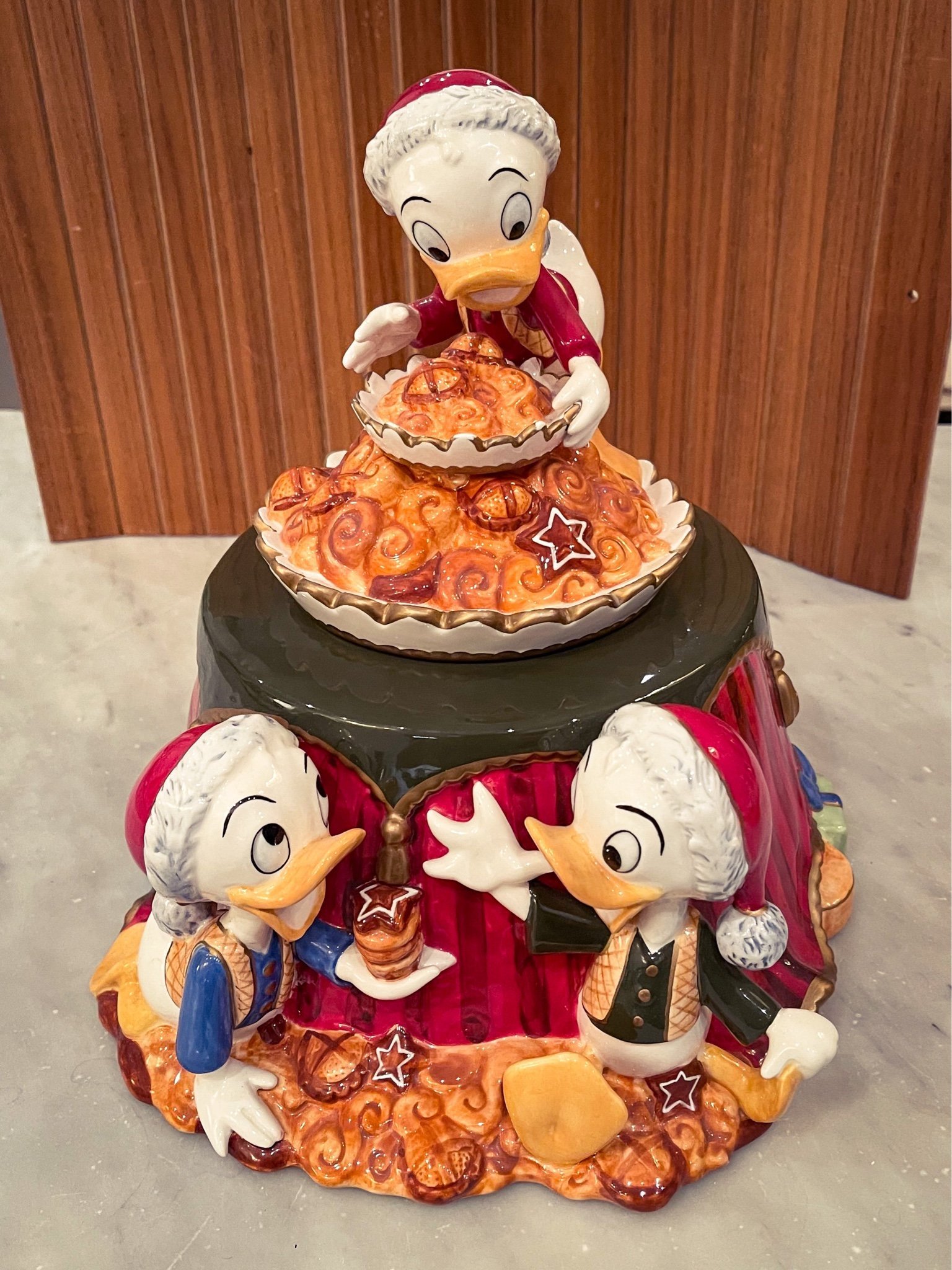 Se produkter som liknar Fyrklövern Disney Jul Kakburk.. på Tradera