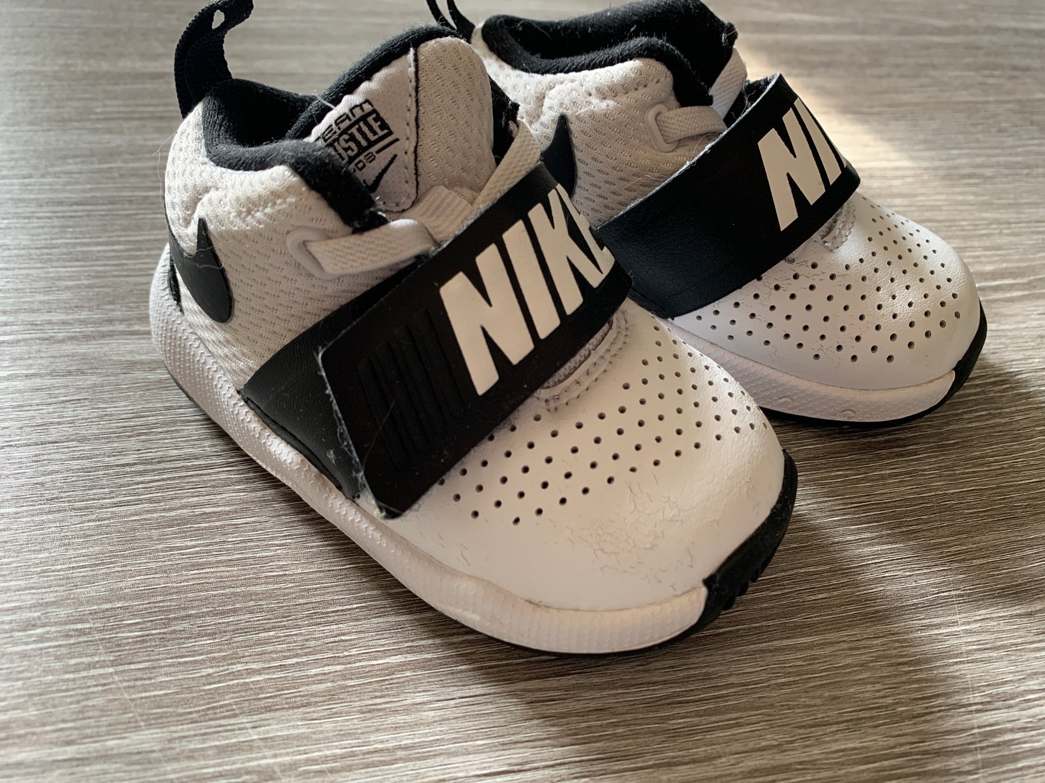 nike team hustle d8 women's