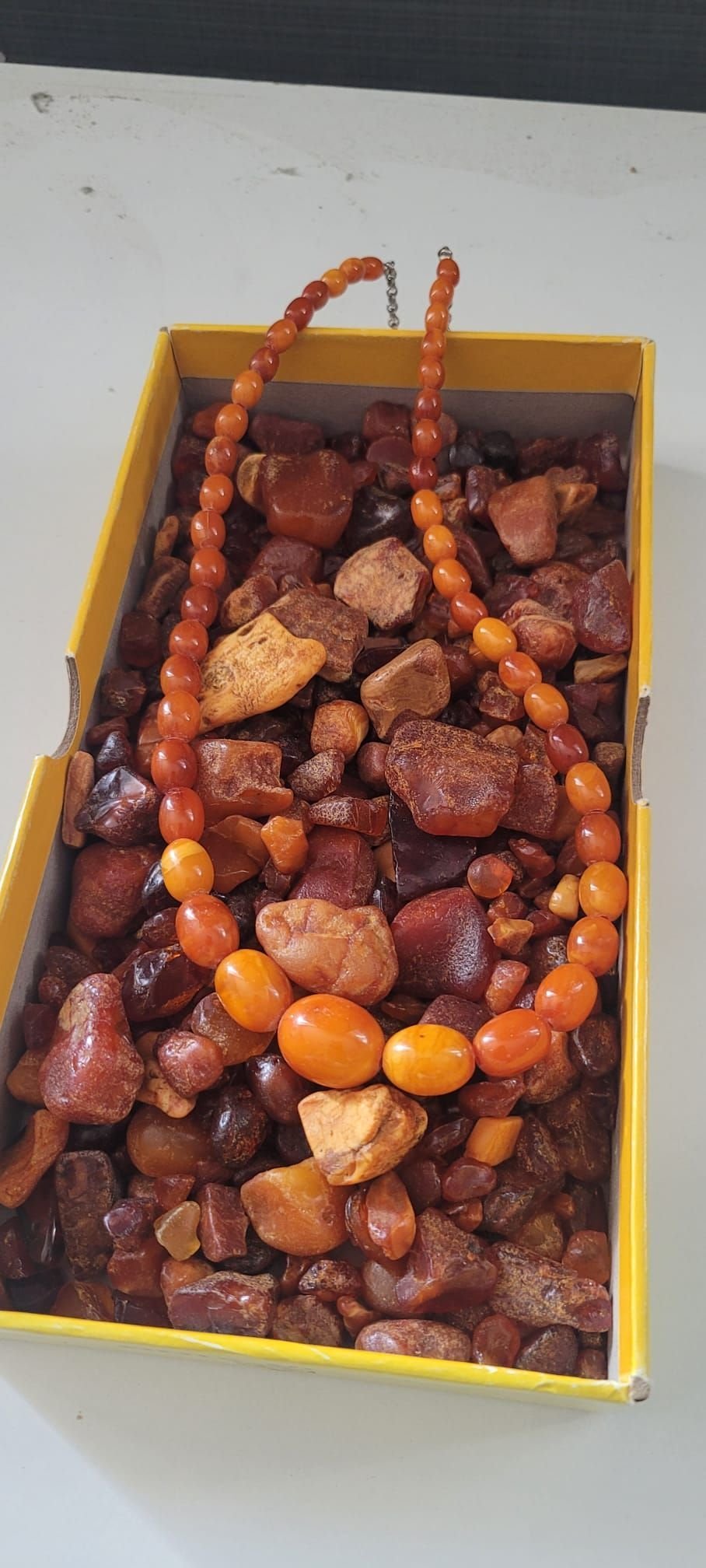 Bärnsten halsband med bärnstenar