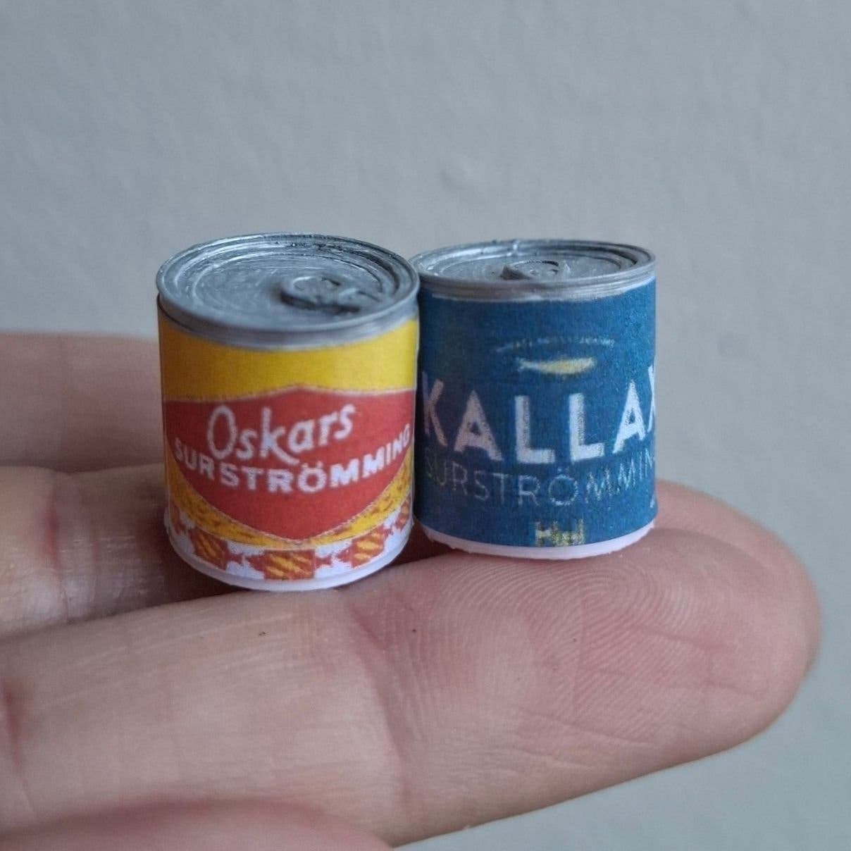 2 latas miniatura de surströmming para casa de muñecas 1:12