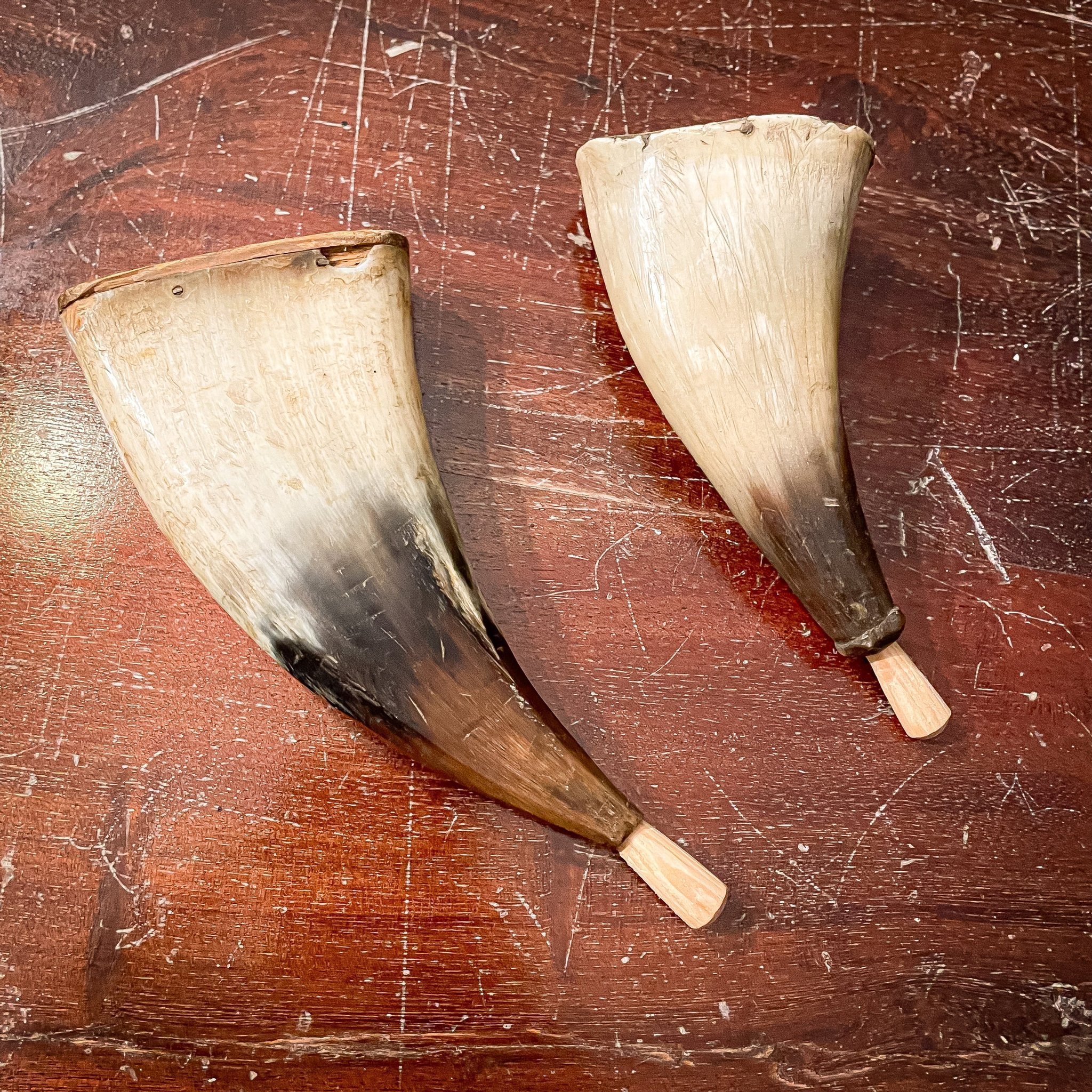 Ett par svenska kruthorn ifrån 1800-talet. Antik