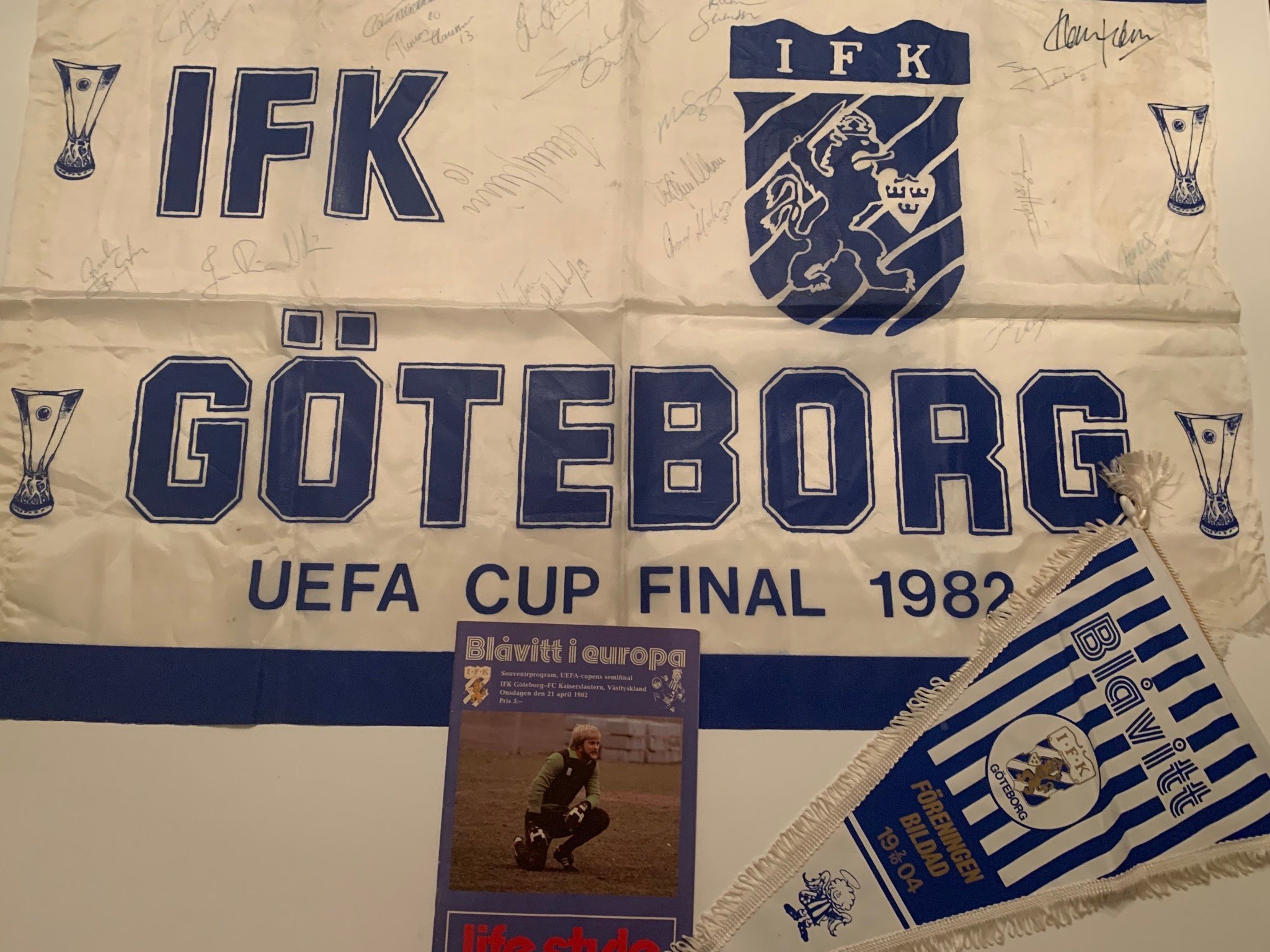 Äkta Signerad IFK flagga, 1982 Uefa finalen! +v ...