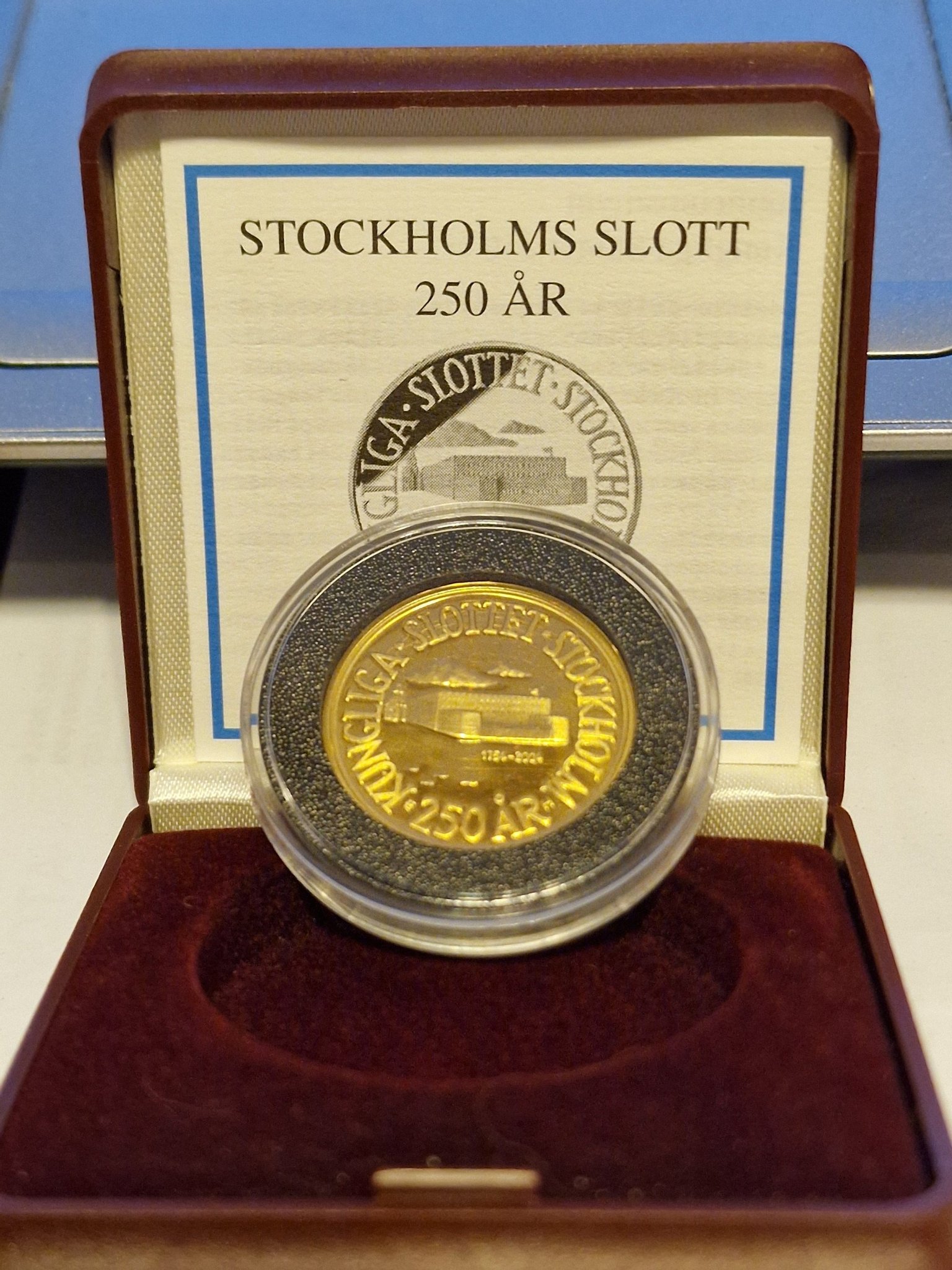 Se Produkter Som Liknar 2000 KRONOR GULDMYNT 2004 STO P Tradera 