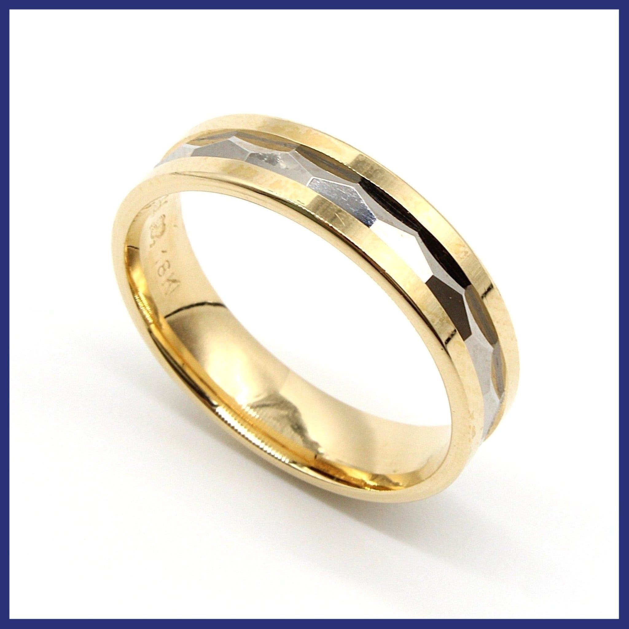 Ring, 18K guld/vitguld, dekorativt mönster (vikt 5,4g, stl 18,15mm)