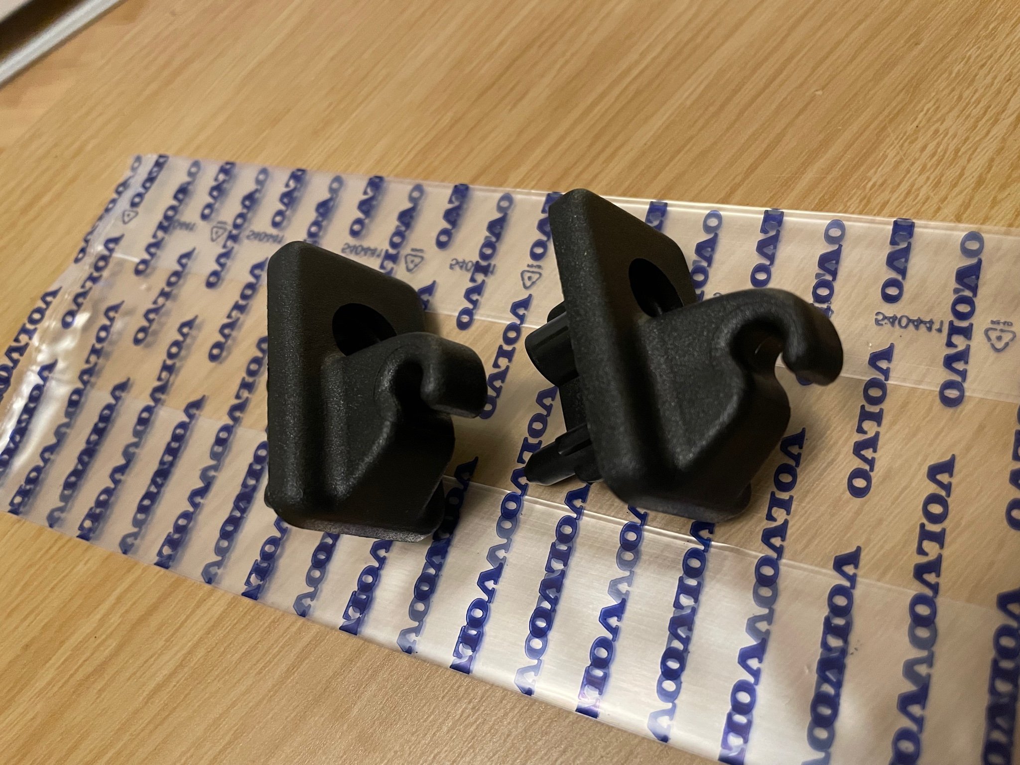 Se produkter som liknar 2st NOS clips för solskydd Vo.. på Tradera