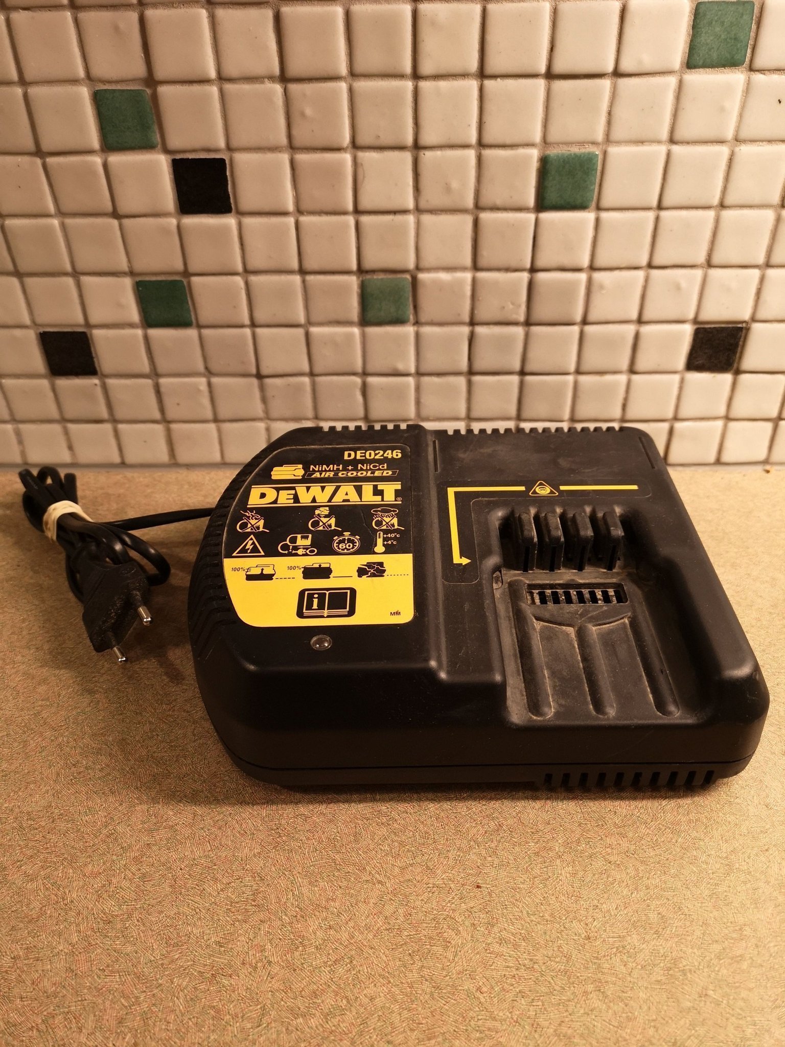 DeWalt 24 volt Batteriladdare DE0246 (378666116) ᐈ Köp på Tradera