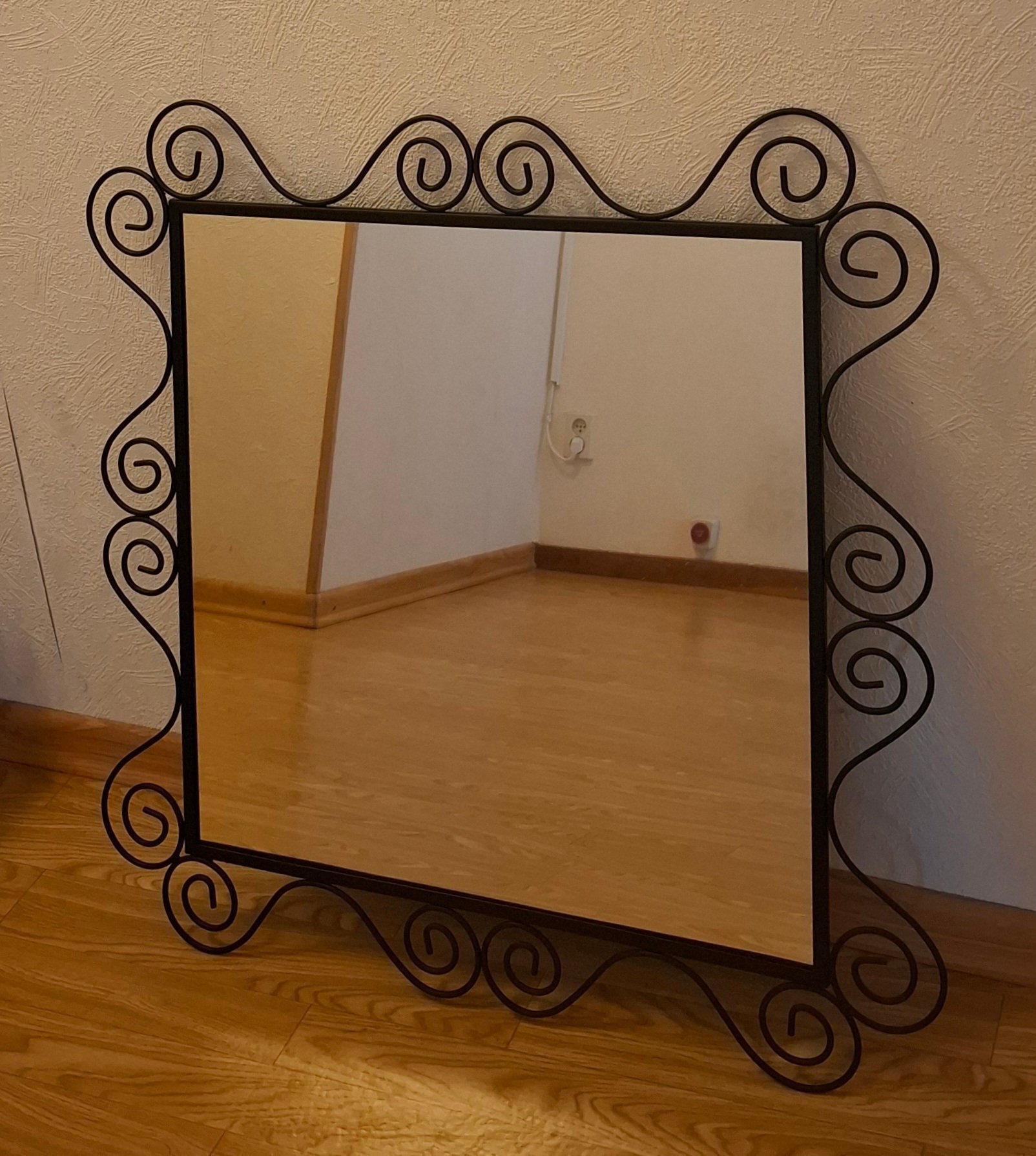 Se produkter som liknar Snygg spegel med fin ram i me.. på Tradera ...