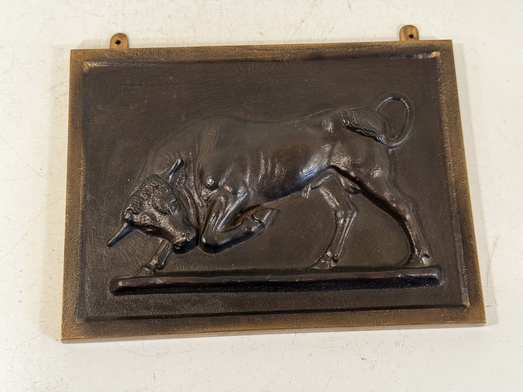 VÄGGRELIEF / VÄGGPLATTA MÖRK PATINERAD MÄSSING SIGNERAD JH RELIEF DEKOR AV TJUR