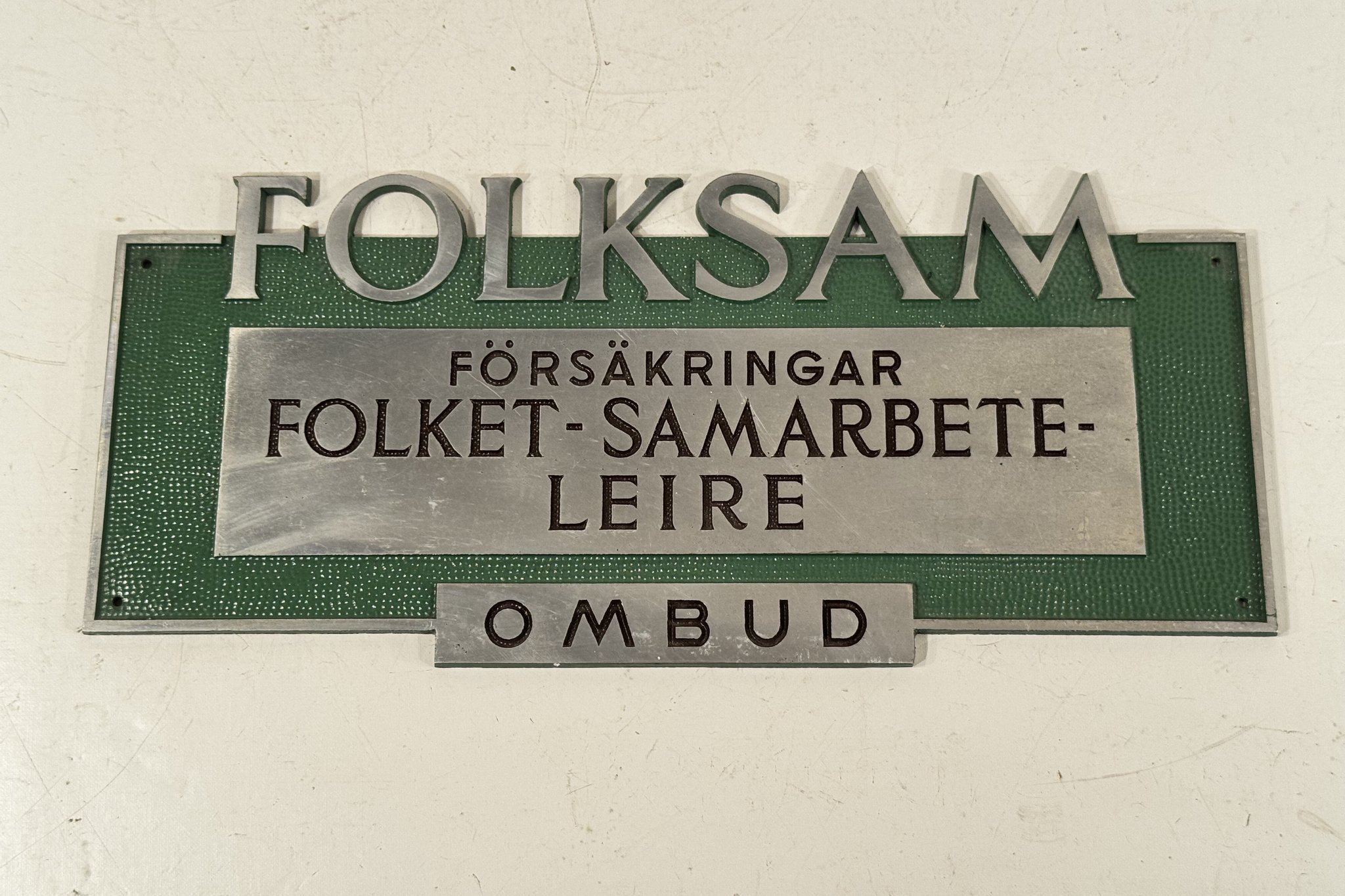 ÄLDRE SKYLT I METALL FOLKSAM FÖRSÄKRINGAR OMBUD FOLKET SAMARBETE LEIRE
