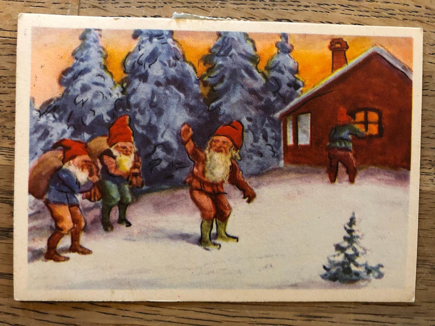 litet julkort med 4 tomtar (432456773) nissed2018 på Tradera