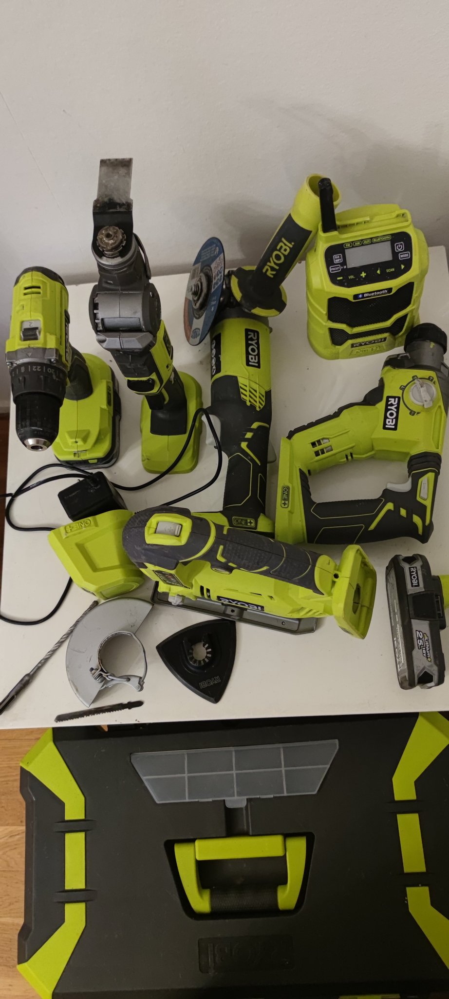 Se produkter som liknar Ryobi verktygspaket 10 delar .. på Tradera ...