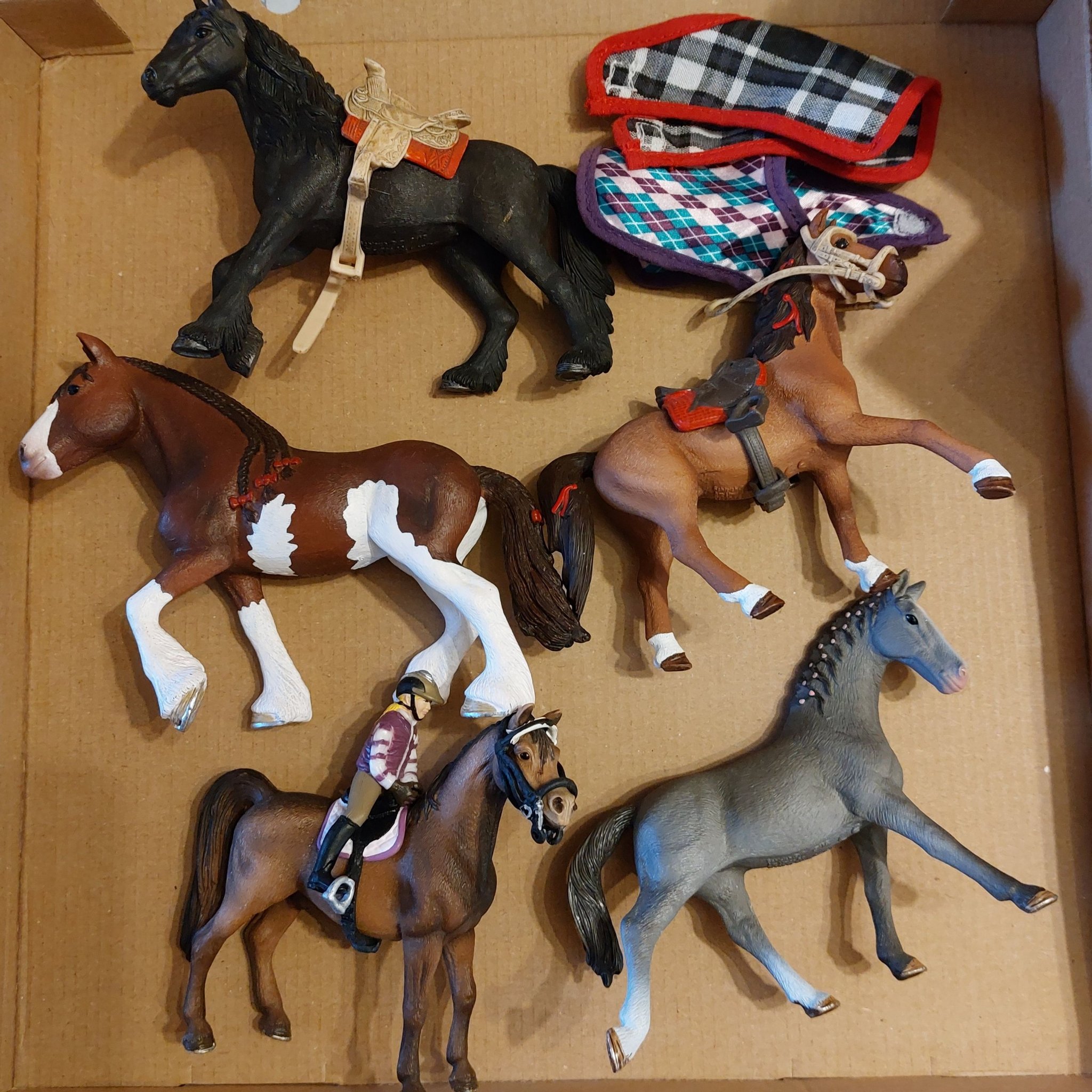Schleich hästar ridhäst häst leksak täcke sadel.. Köp på Tradera