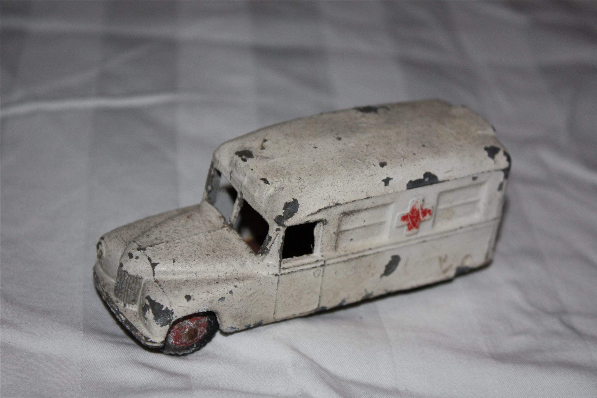 Två gamla gamla gamla Dinky Toys ambulanser ifrån 50 talet. 0190f0 Två gamla gamla gamla Dinky Toys ambulanser ifrån 50 talet. 0190f0