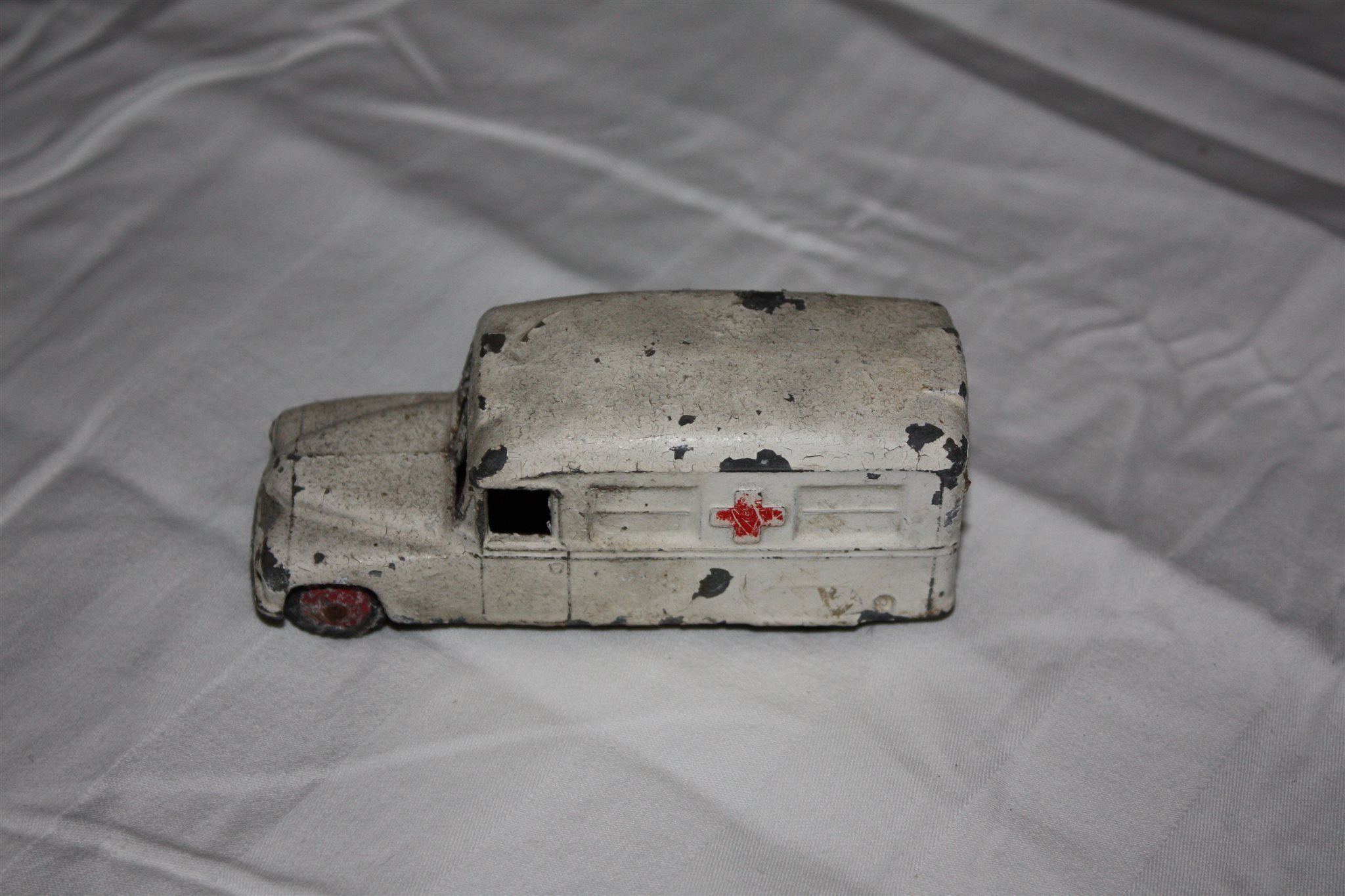 Två gamla gamla gamla Dinky Toys ambulanser ifrån 50 talet. 0190f0 Två gamla gamla gamla Dinky Toys ambulanser ifrån 50 talet. 0190f0