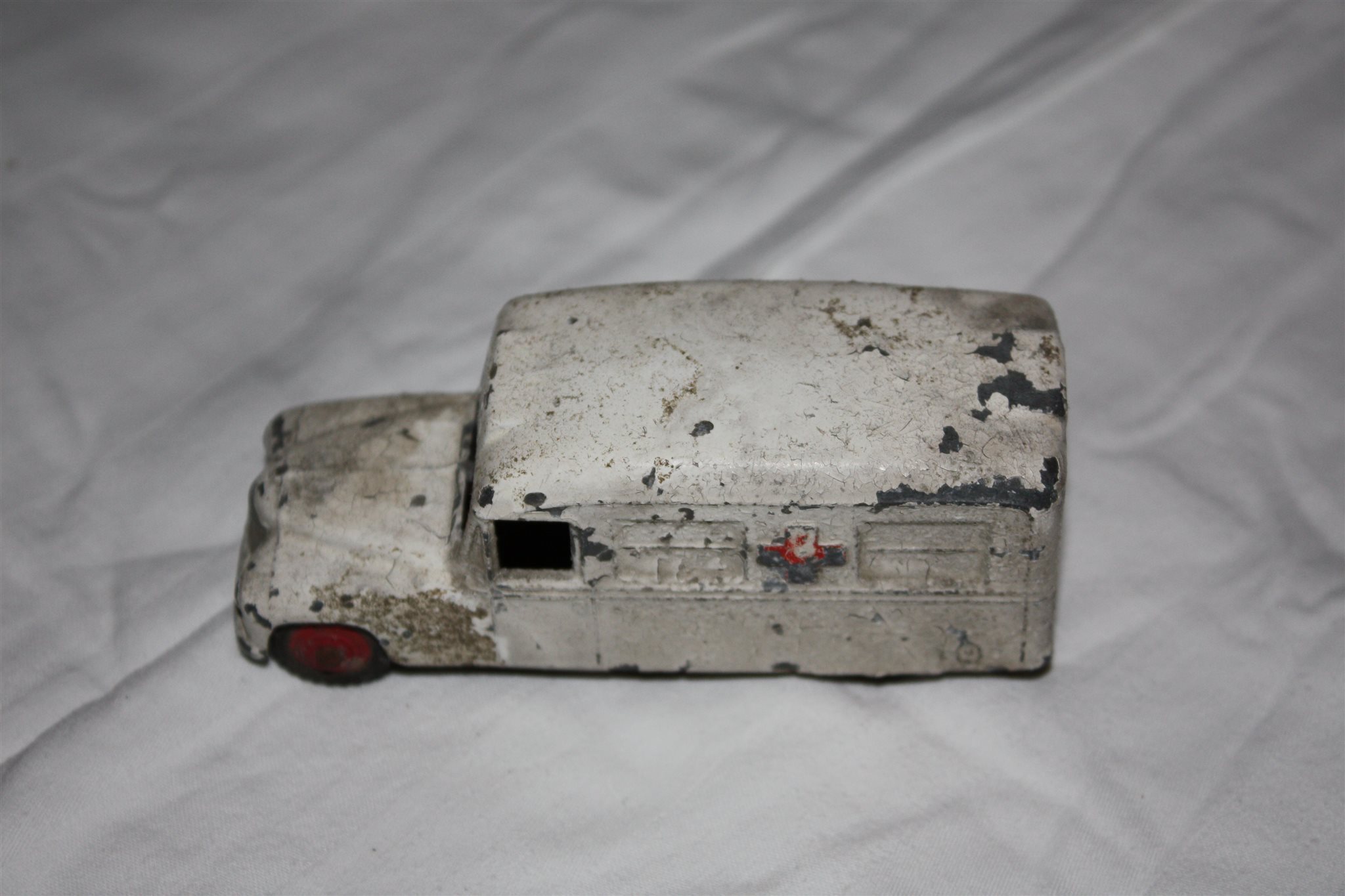 Två gamla gamla gamla Dinky Toys ambulanser ifrån 50 talet. 0190f0 Två gamla gamla gamla Dinky Toys ambulanser ifrån 50 talet. 0190f0
