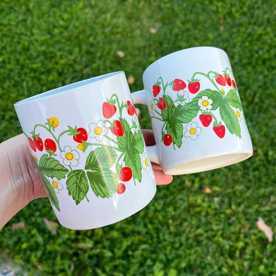 Kaksi vintage-kivimukia mansikkakuviolla, lyijytön