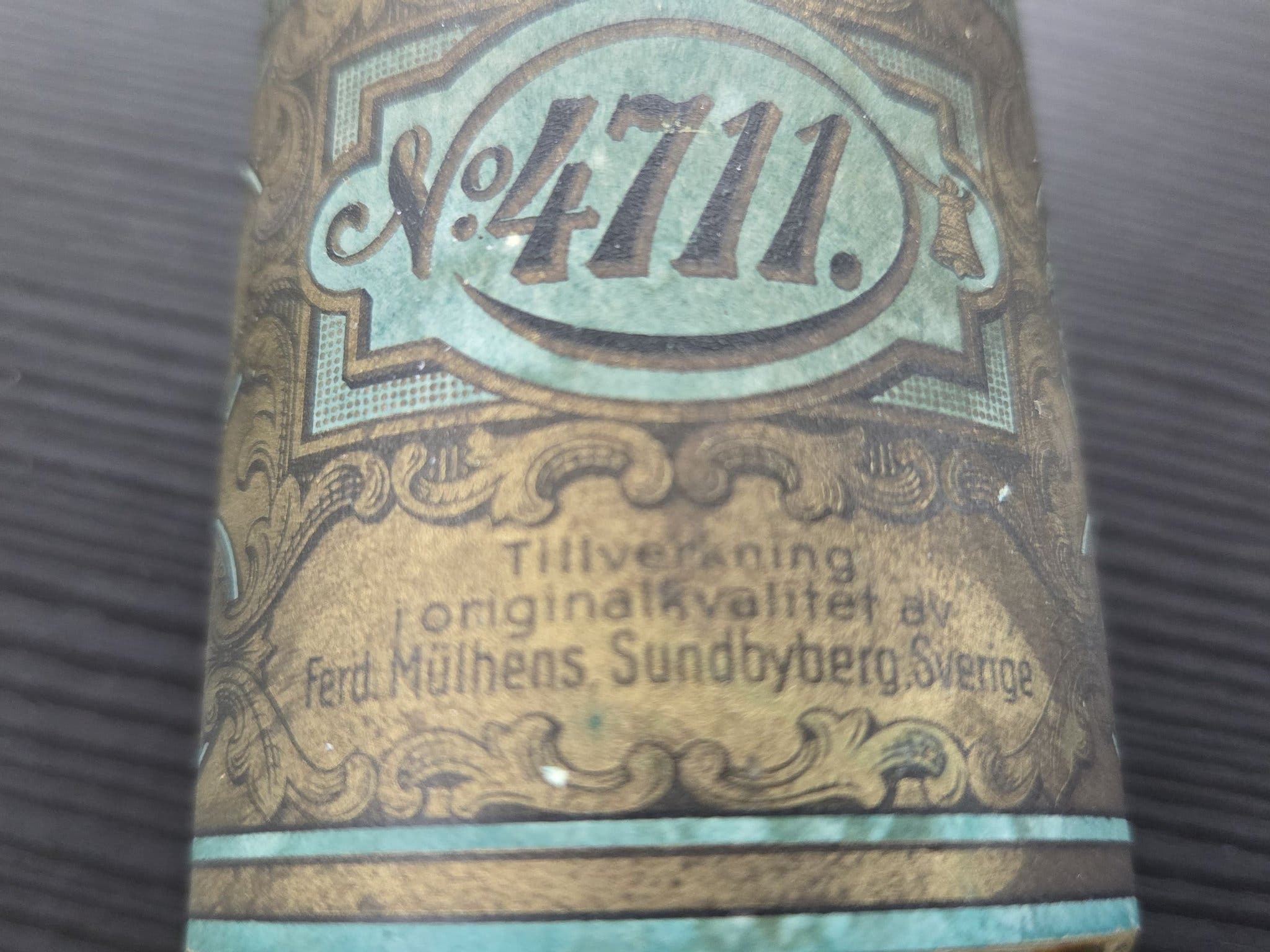 Zwei ältere 4711 Eau de Cologne Flaschen in Blau und Gold