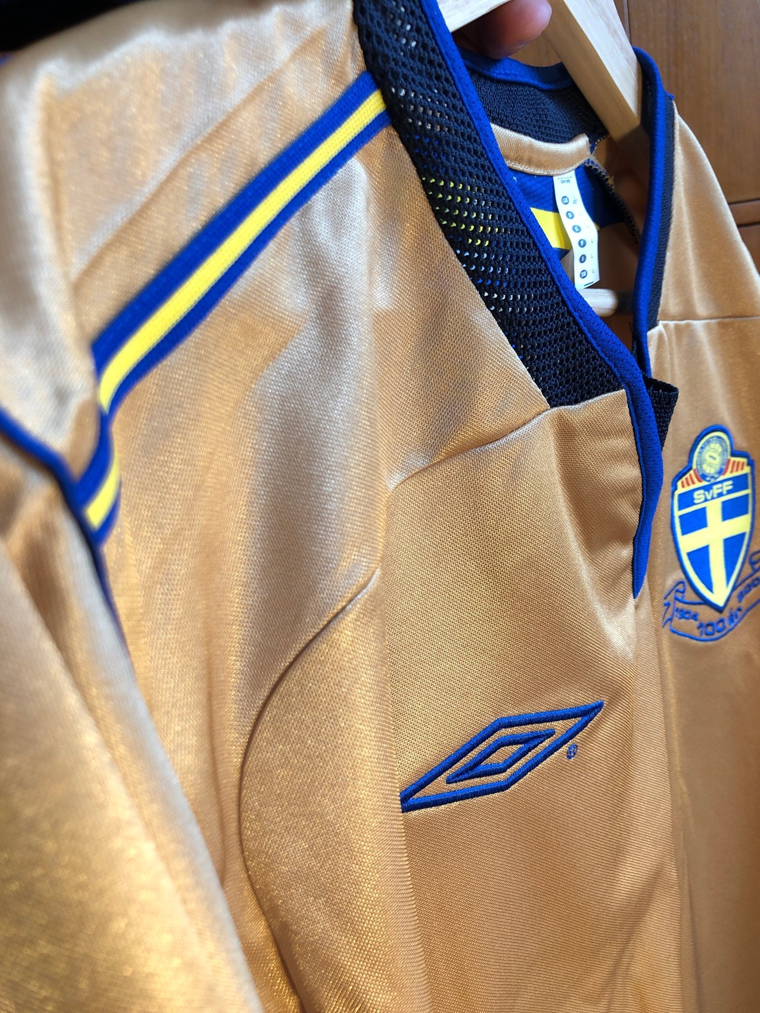 Svenska Landslaget Tröja : Läsarna sågar Sveriges EM-tröja | Aftonbladet - För att få bära den har svenska fotbollförbundet och adidas satt upp ett antal krav.