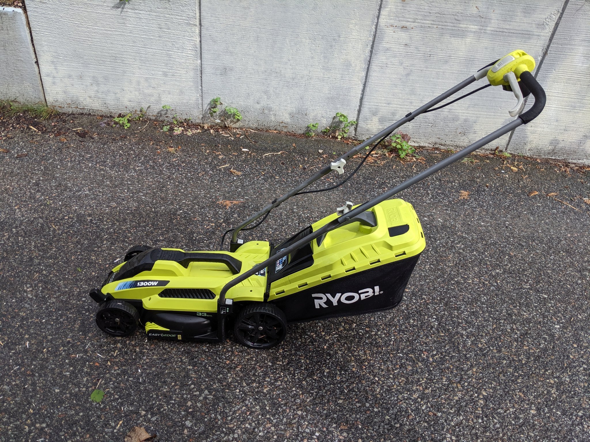 GRÄSKLIPPARE RYOBI RLM13E33S 1300W (360869820) ᐈ Köp på Tradera