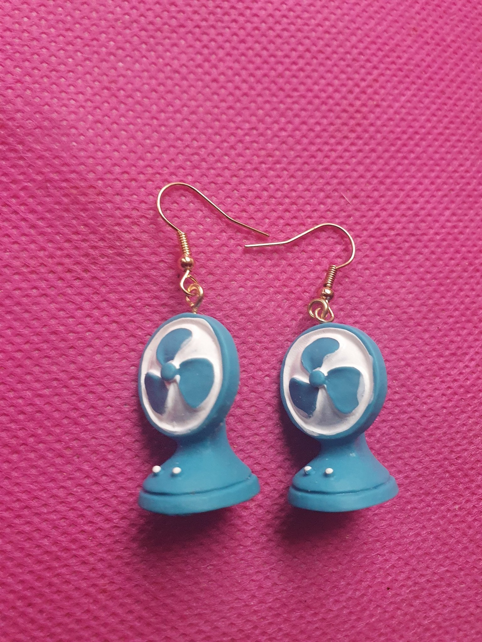 örhängen formade som små bordsfläktar. Nya