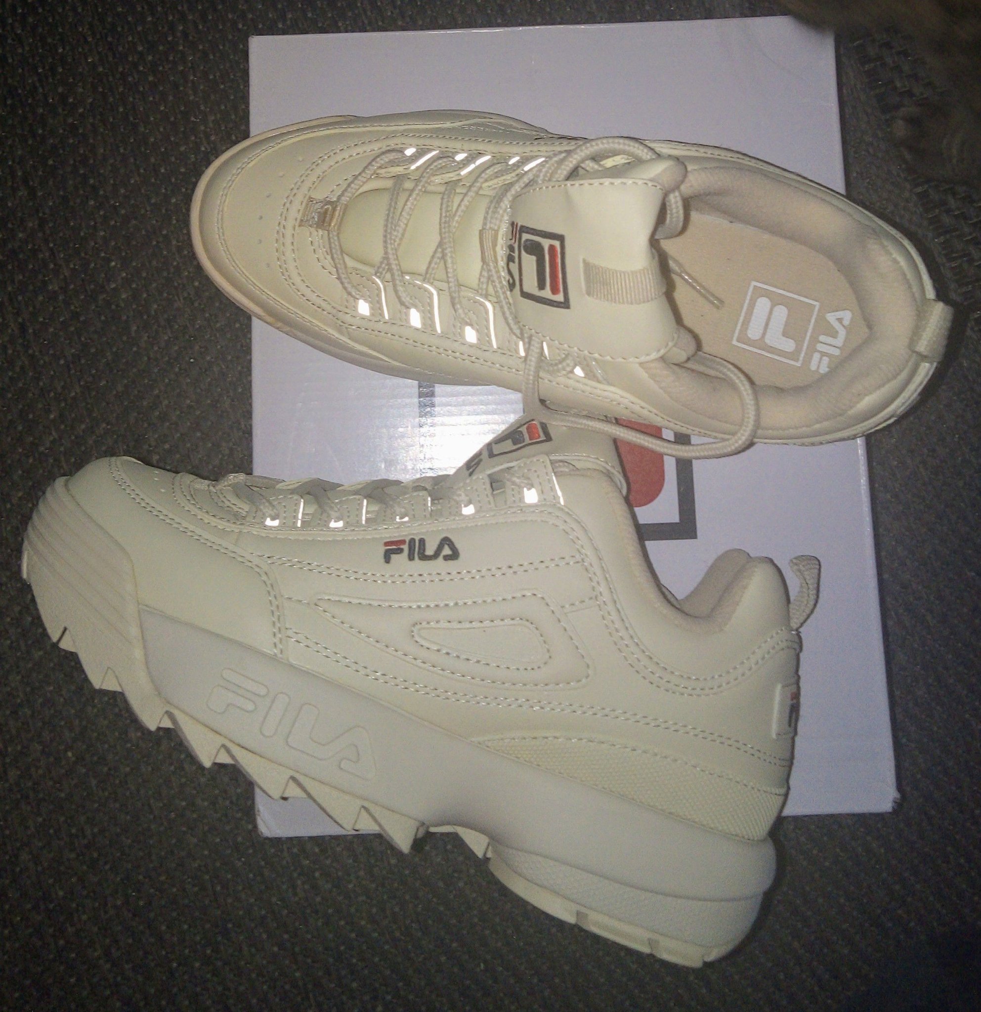 beige fila disruptor 2