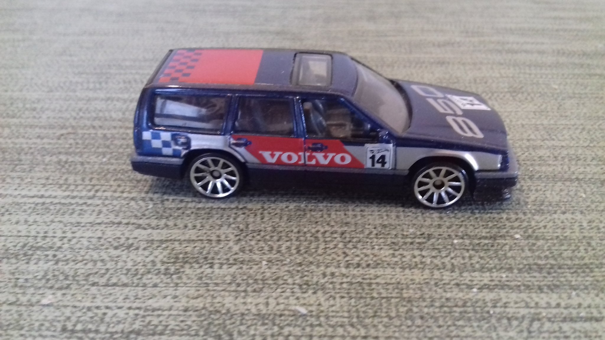 Hot wheels volvo