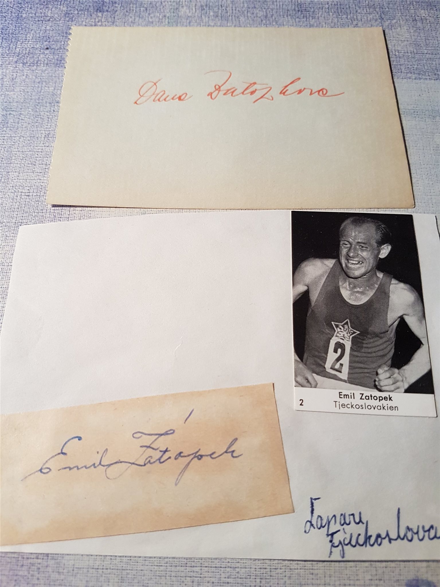 EMIL ZATOPEK OCH DANA ZATOPKOVA AUTOGRAFER TILL ...